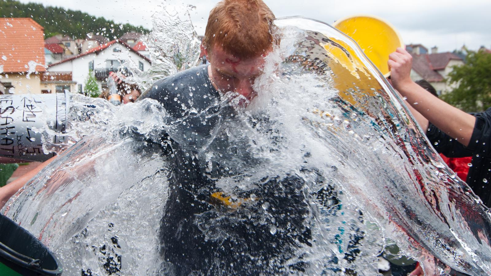 Az Ice Bucket, vagyis a jeges vízzel leöntés a veszélytelen kategóriába sorolható. Egy időben ez is népszerű volt, és nem csak a fiatalok körében