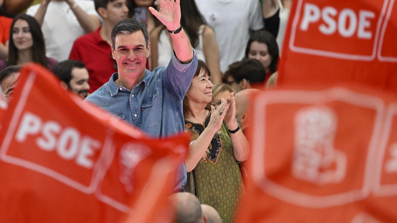 Az új helyzetben sem a Pedro Sánchez ügyvivő miniszterelnök vezette PSOS-baloldali tömb, sem az Alberto Nunez Feijóo fémjelezte PP-jobboldali tömb nem tud kormányt alakítani a katalán szeparatisták támogatása nélkül