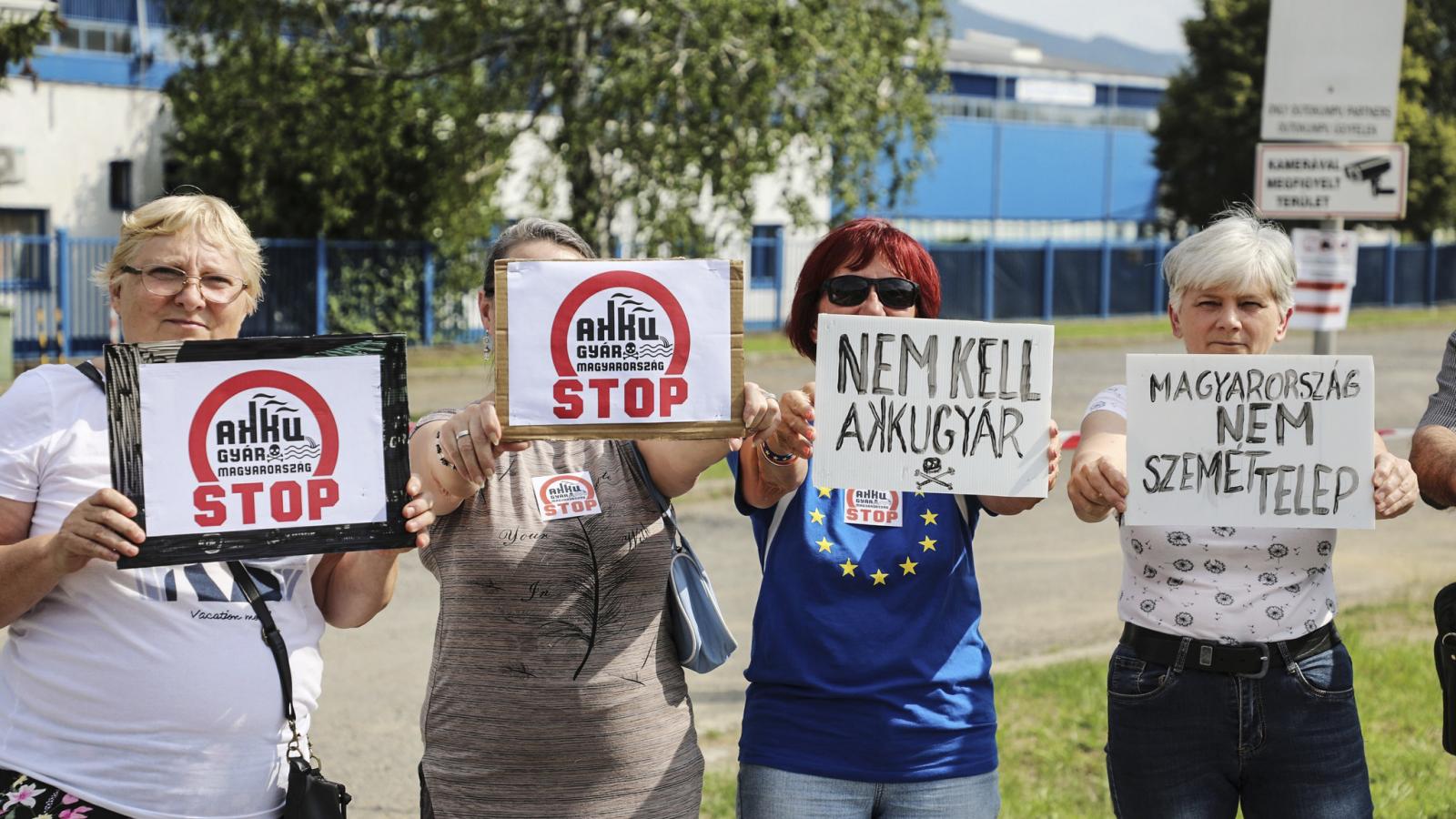 Tüntetők július elején a bátonyterenyei üzemnél. Sem a tiltakozások, sem a bírságok nem segítettek