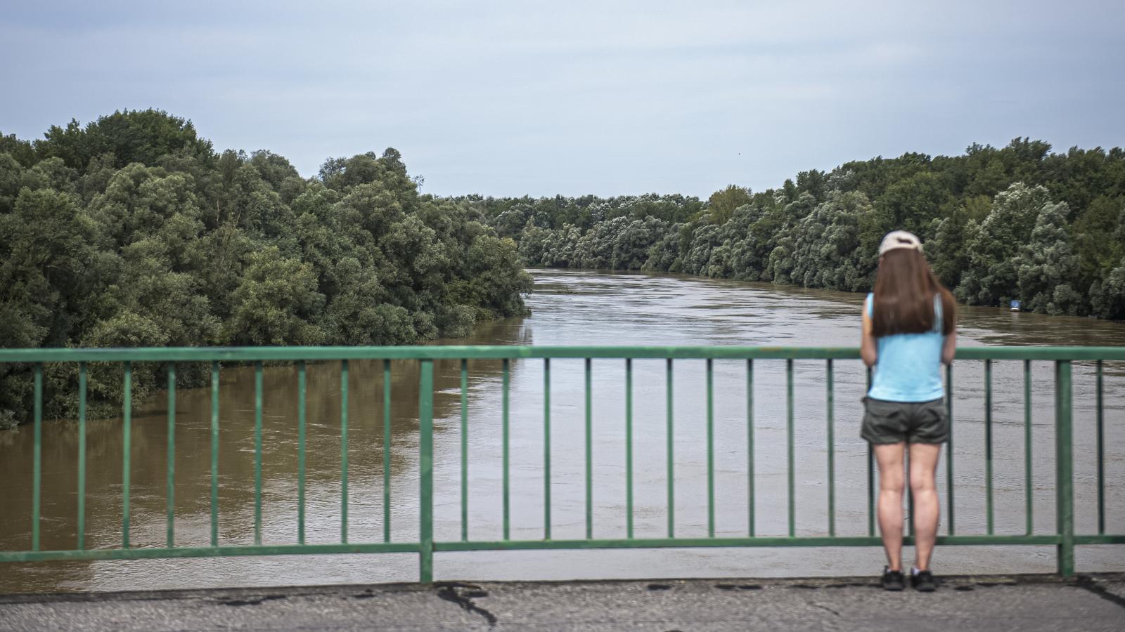 Nem veszi le senki a szemét a folyóról, amelynek partjain hozzávetőleg 15 ezer zsákot raktak le