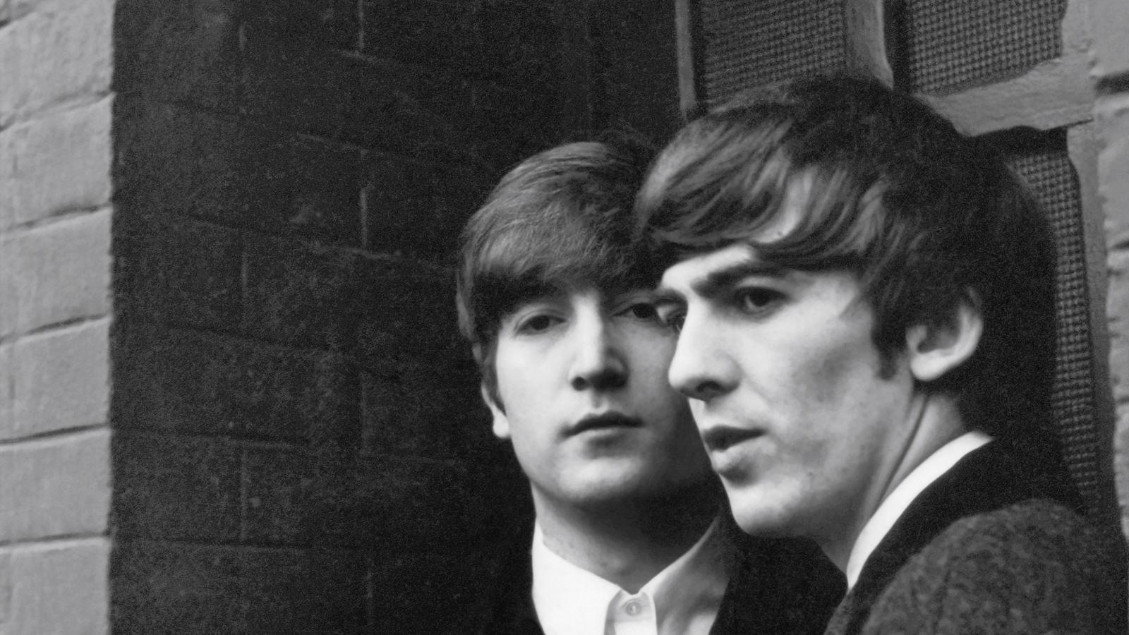 John Lennon és George Harrison, Párizs, 1964