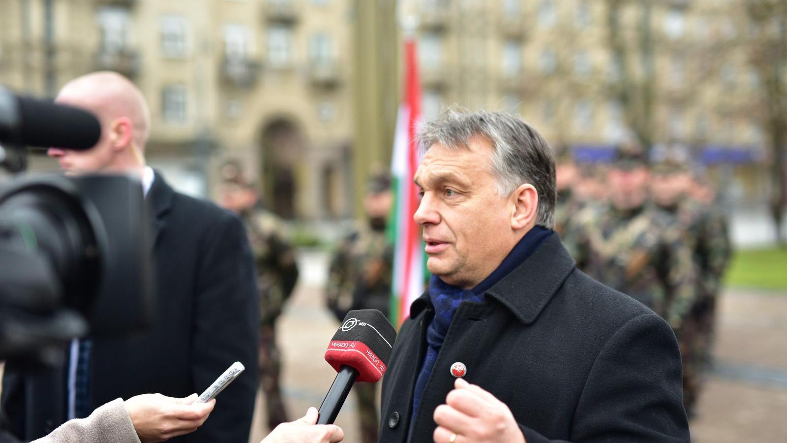 Orbán Viktor miniszterelnök a magyar közmédiának nyilatkozik Vilniusban 2014. november 23-án, miután magyar katonákkal találkozo