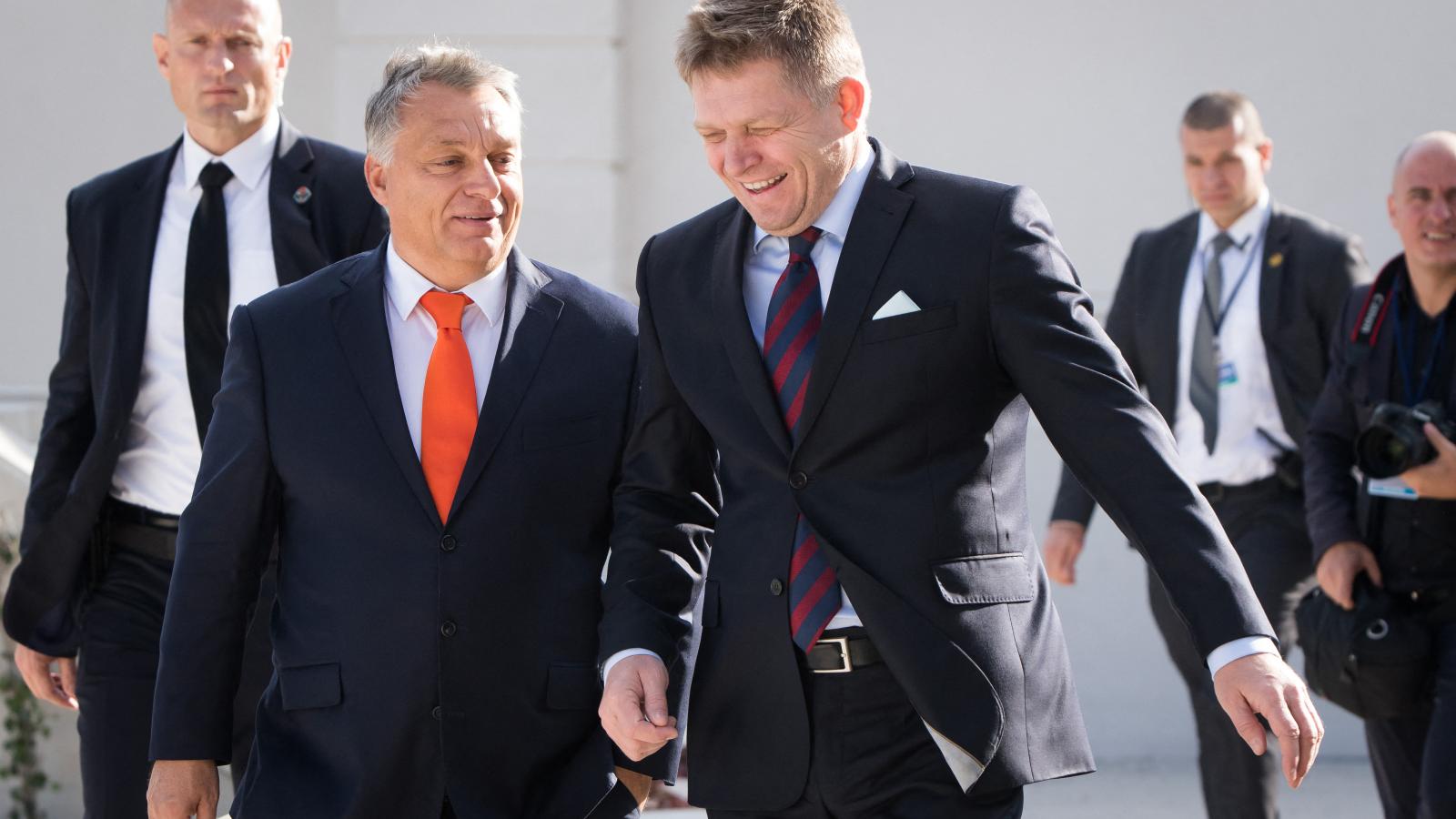 Az Európában elszigetelt Orbán Viktor reménykedik Robert Fico szeptemberi választási győzelmében, a magyar diplomácia rendre kiáll a korrupcióval vádolt EU-szkeptikus, az ukrajnai háború kapcsán azonos elveket hirdető szociáldemokrata politikus mellett