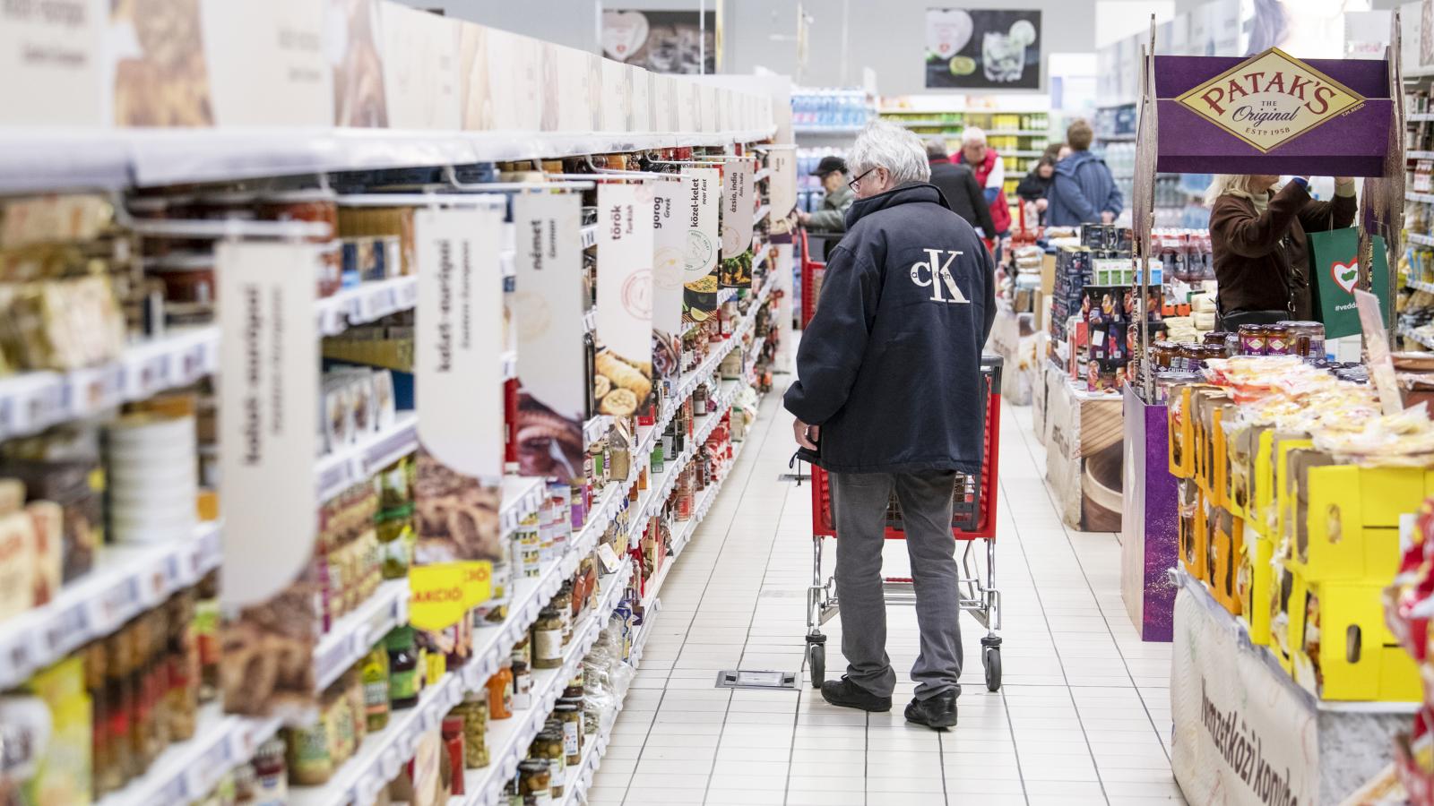 Az elemzők az inflációcsökkenés okai között egyszer sem tesznek említést a kormányzat által csodafegyvernek tartott árfigyelőről