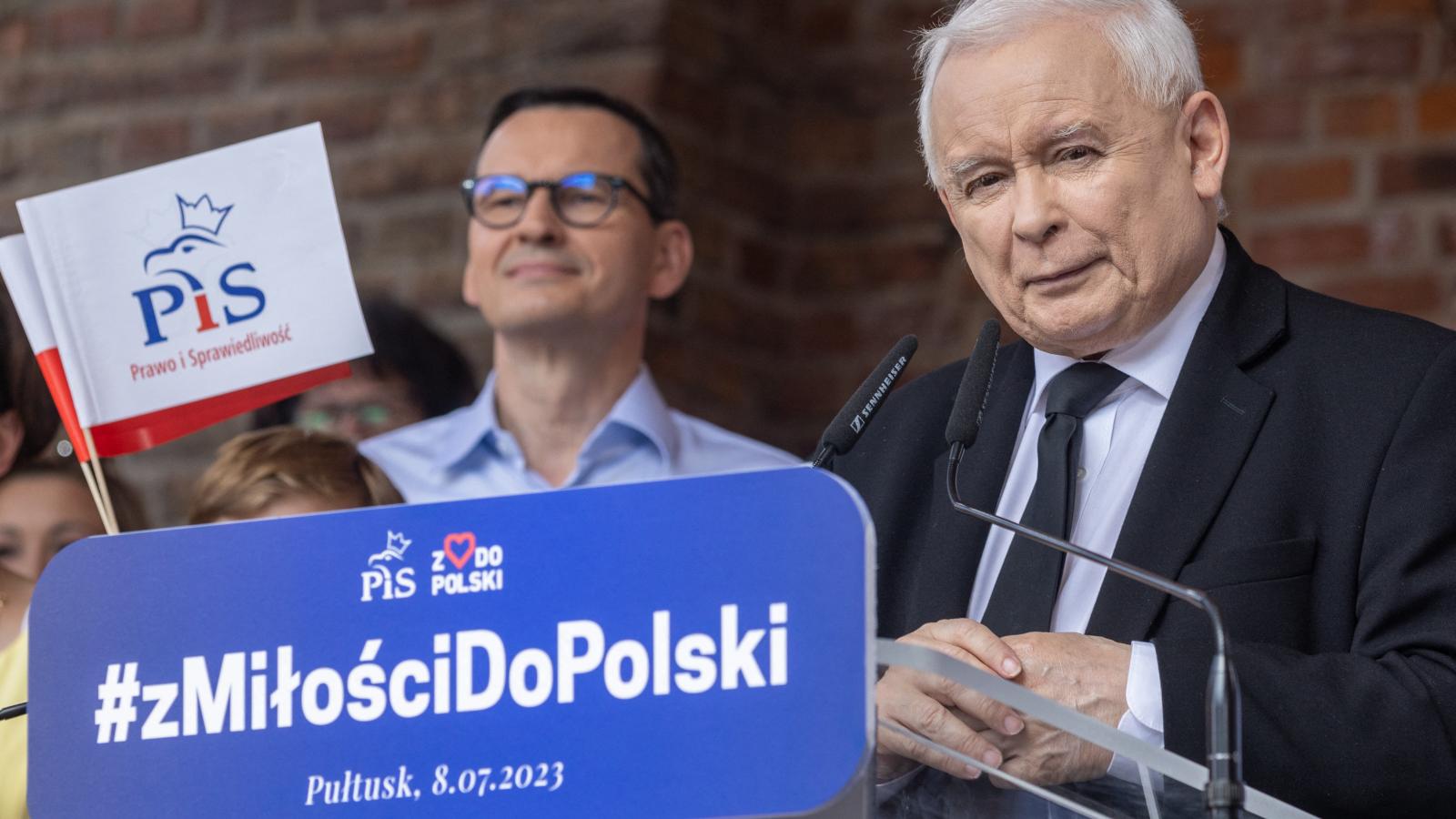 A magyar kormányt másolja Varsó az ellenzék megbélyegzésében is. Mateusz Morawiecki miniszterelnök a hazugság megtestesítőjének nevezte Tuskot, Kaczynski egyenesen
a lengyel nép igazi ellenségének titulálta az ellenzéki vezetőt