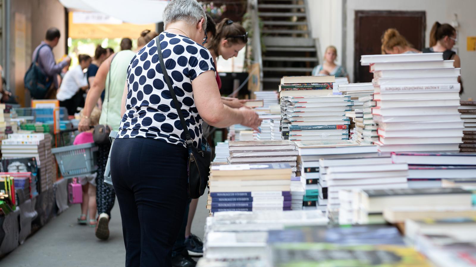 A kereskedők a meglévő raktárkapacitást figyelembe véve gazdálkodnak a könyvállománnyal