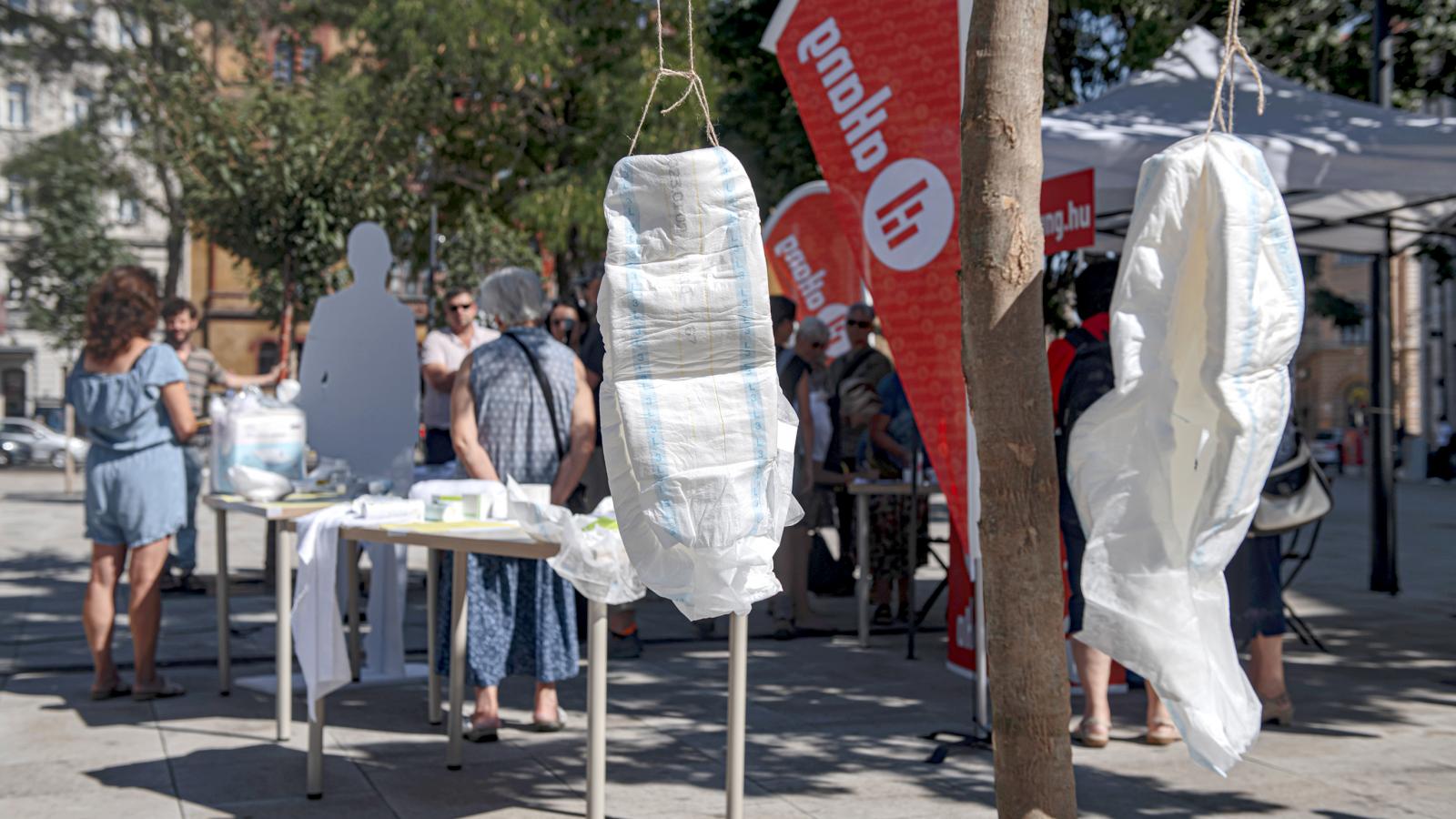 Levelekben és tárgyakkal meséltek a rokonaikat otthon gondozók a rendhagyó Blaha Lujza téri kiállításon. Volt, aki pelenkával üzente: három csomag fogy belőle náluk, de támogatás nincs