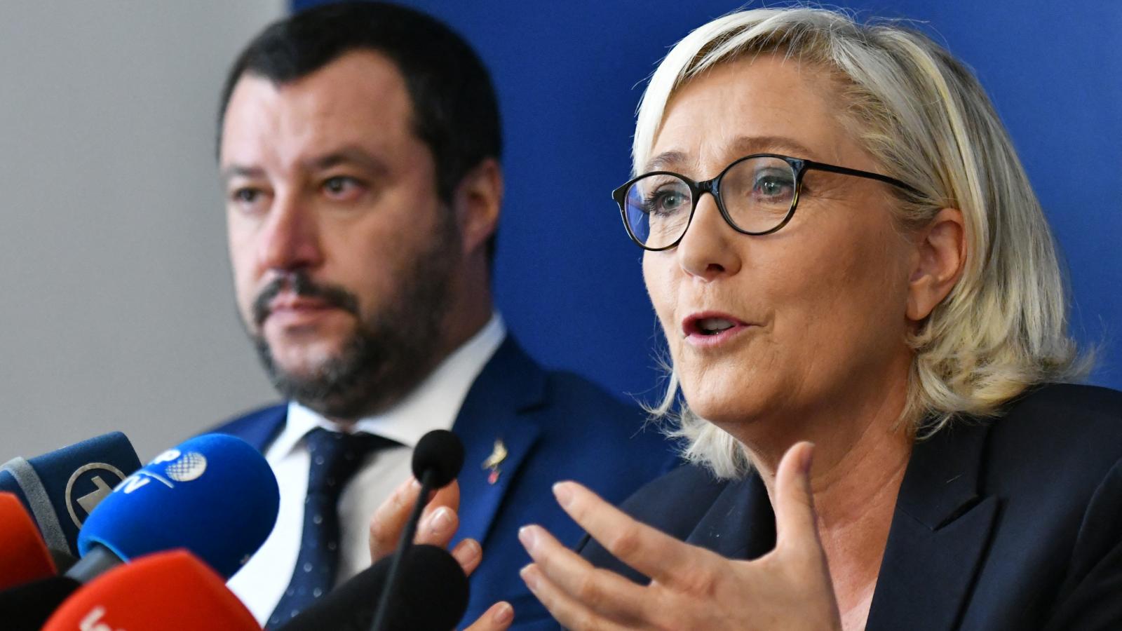 Matteo Salvini Ligája vasárnapi rendezvényének díszvendége Marine Le Pen volt. A két populista politikus megadta az európai szélsőjobb EP-kampányának alaphangját