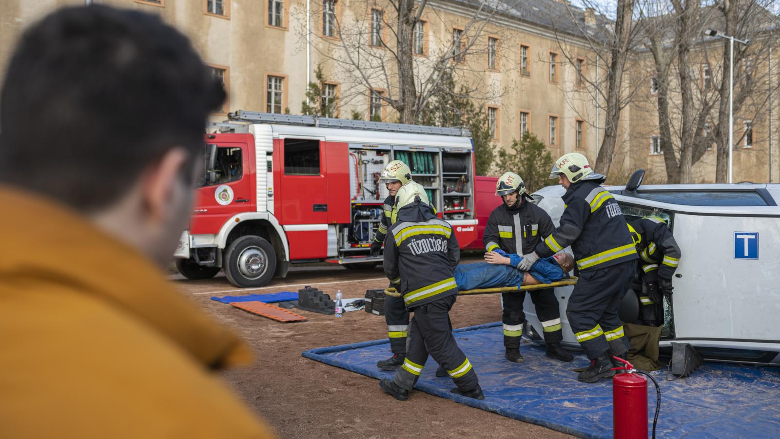 Legalább másfél ezer hadra fogható szakember hiányzik az állományból