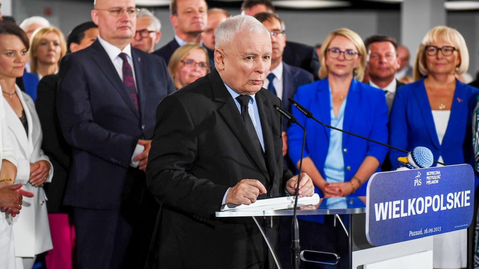 Jaroslaw Kaczynski és pártja bort iszik és vizet prédikál. Folyamatosan szítják a menekültellenes hangulatot, bírálják Brüsszel menekültpolitikáját, miközben a külügy pénzért osztogatja a schengeni vízumokat afrikai, ázsiai „munkavállalóknak” 