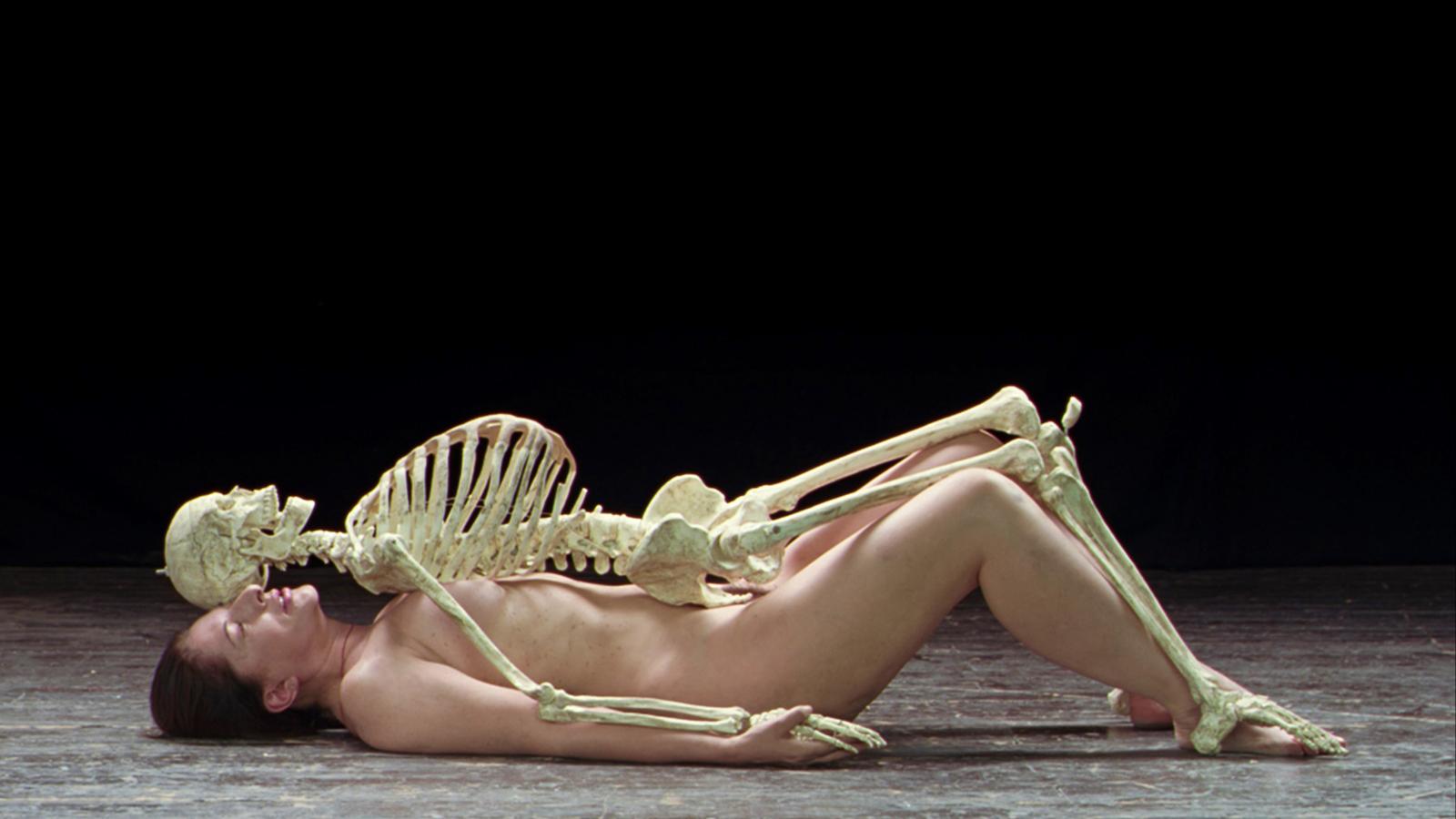 A 2002-ben megtervezett Nude with Skeleton. Hátukon fekvő meztelen testekre csontvázak nehezednek