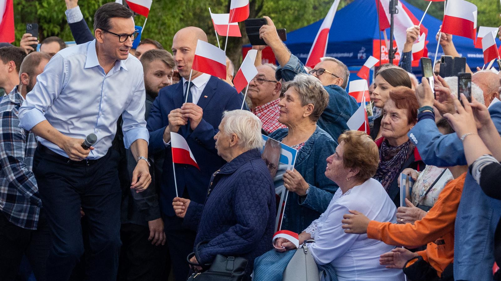 Mateusz Morawiecki miniszterelnök kampányol a Jog és Igazságosság (PiS) színei­ben, lelkes, zászlókat lengető emberek között