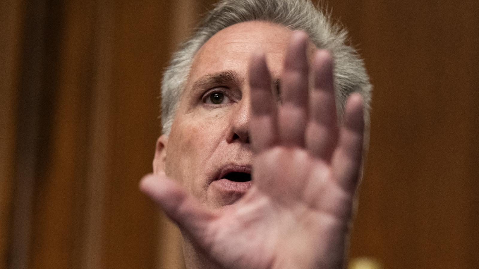 Kevin McCarthy republikánus házelnök mindent bevet a kongresszusi egyezség tető alá hozása érdekében, bár pozíciója továbbra is egy hajszálon függ