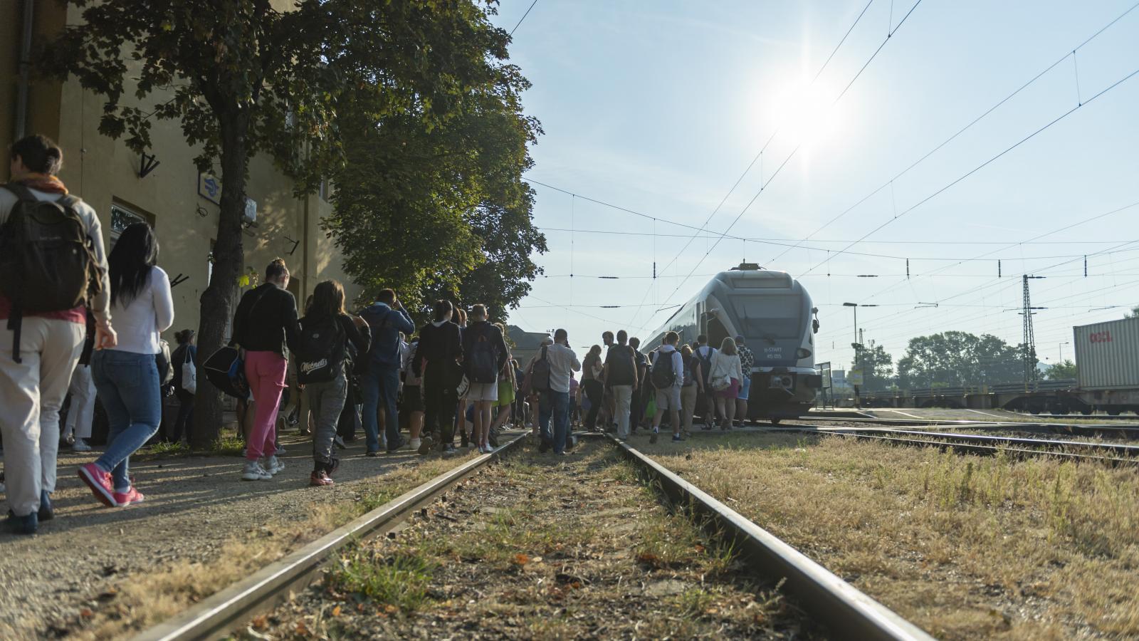 Átszállók. Lassan kiderül, hogy a fél országot érinti a szervezetlen biatorbágyi pályafelújítás