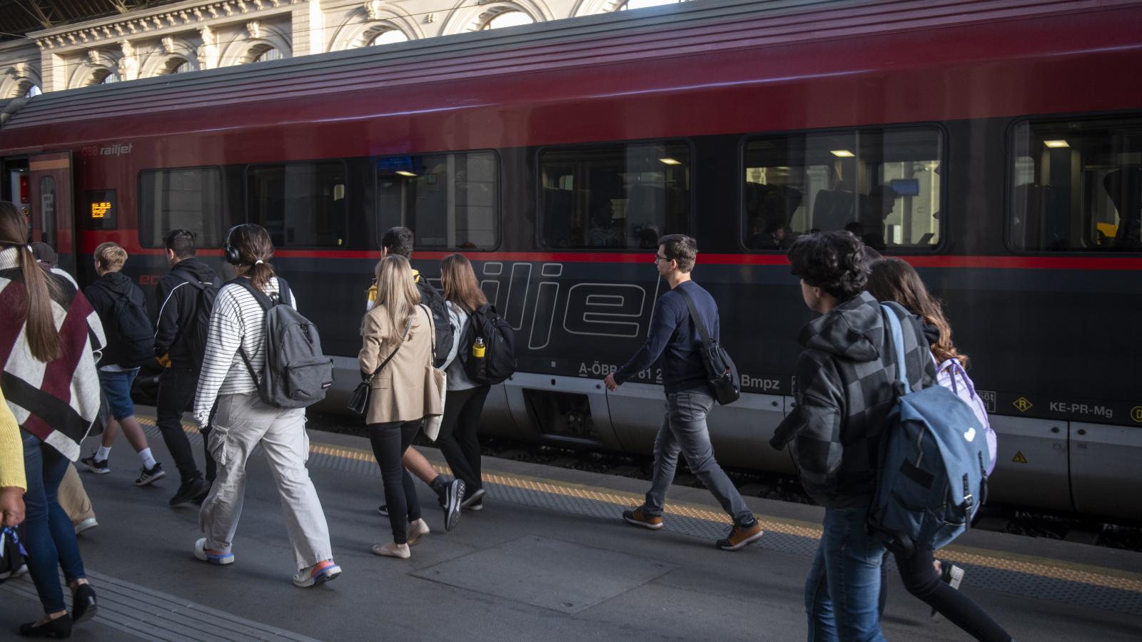 Bár hétfő késő délelőtt­re tisztult valamelyest a kép, a Németországba tartó utasok közül ekkor már sokan csak azt a célt tűzték ki, hogy valamiképp eljussanak Bécsbe