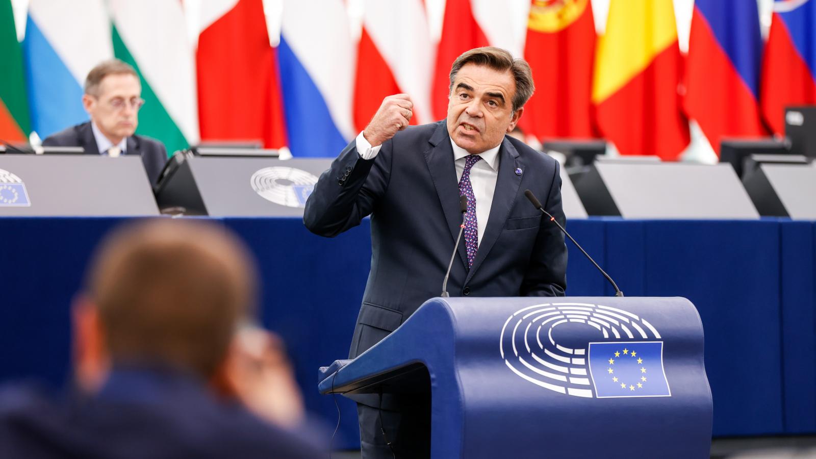 Margaritis Schinas, az Európai Bizottság alelnöke aggasztónak nevezte a „csalás és korrupció állítólagos eseteit” a lengyel vízumrendszerben