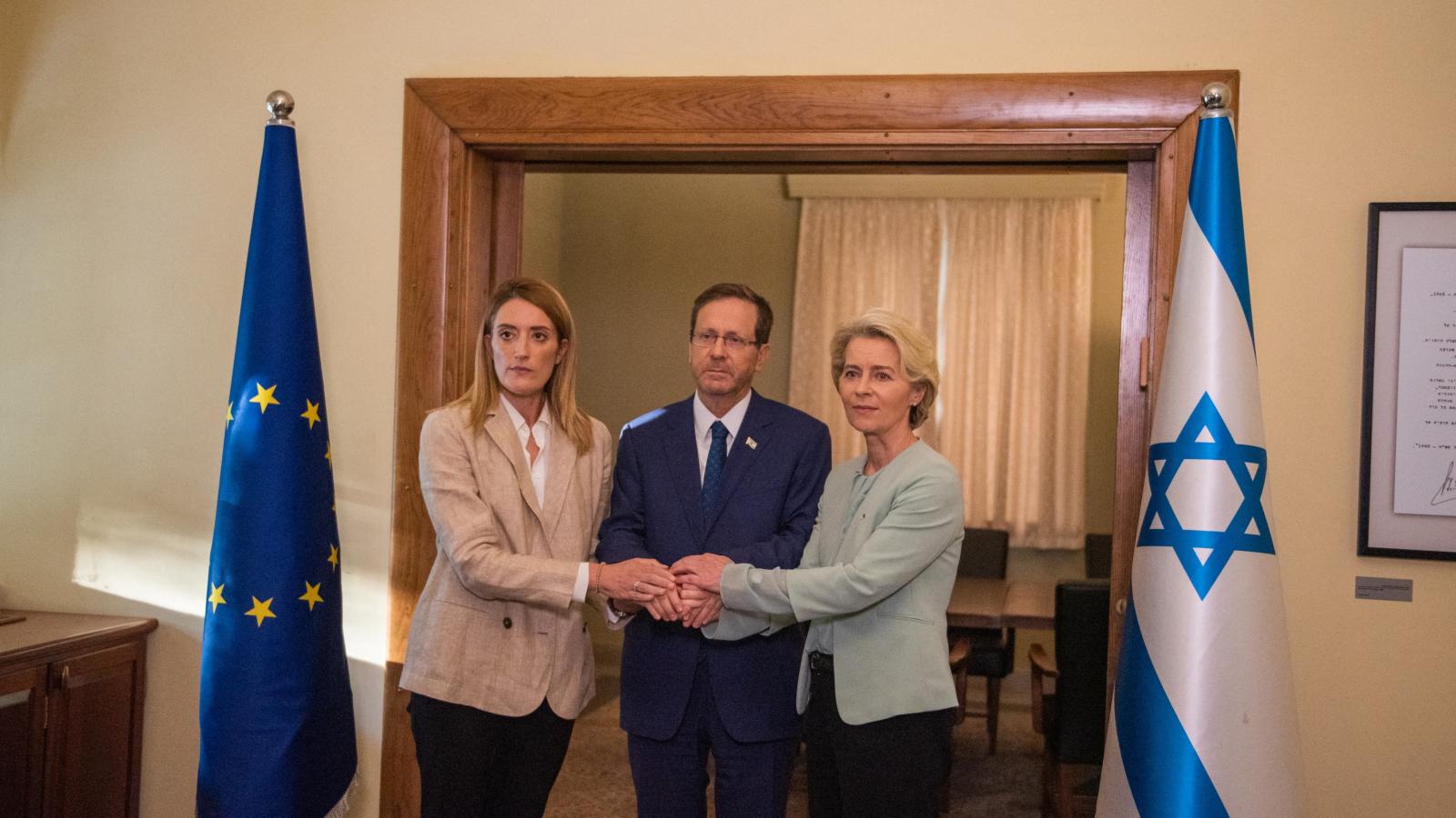 Roberta Metsola és Ursula von der Leyen  tel-avivi találkozója Jichák Herzog izraeli elnökkel