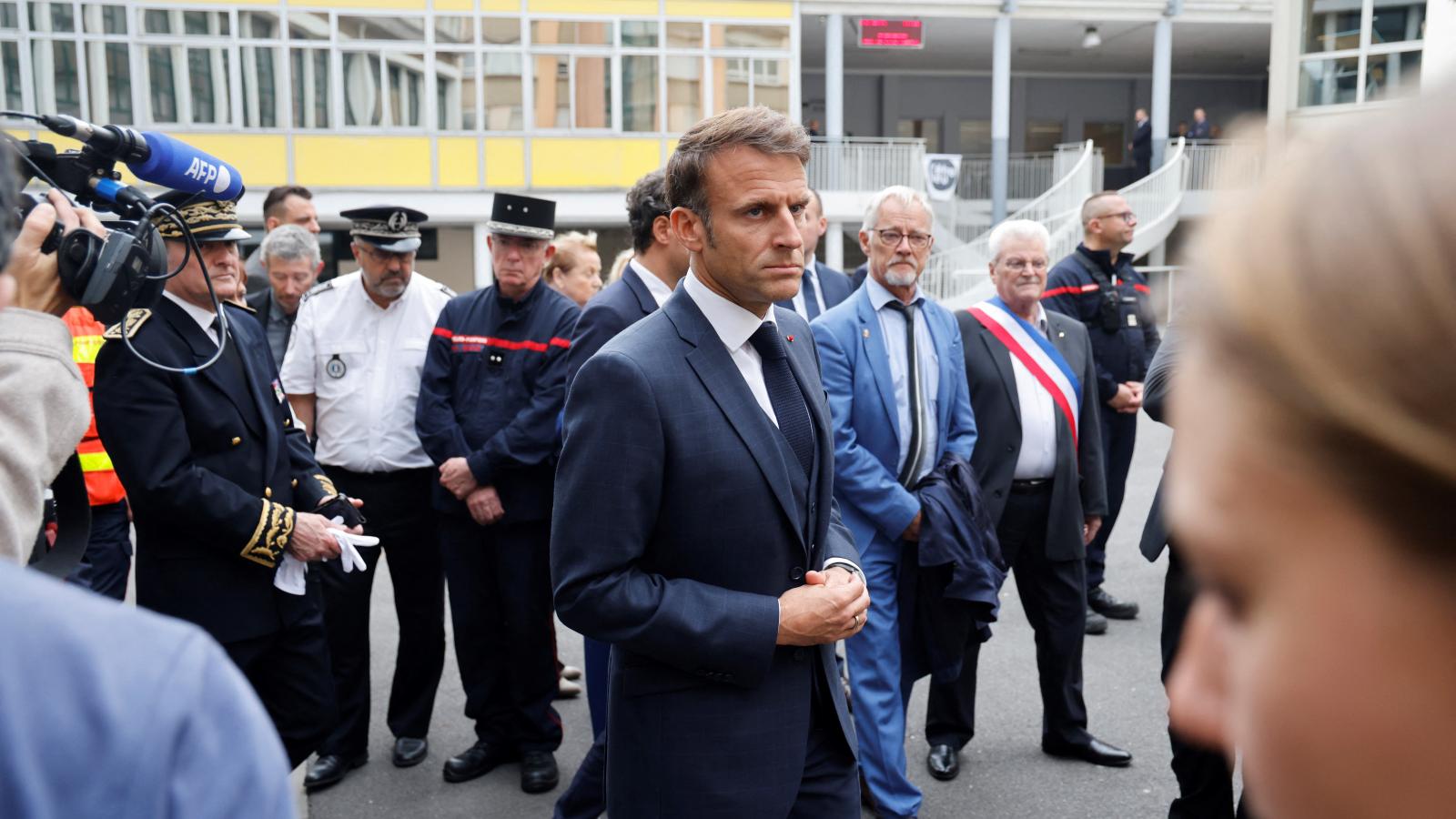 Emmanuel Macron elnök Arrasba látogatott, ahol egy csecsen fiatal a helyi középiskolában halálra késelt egy tanárt, kettőt pedig megsebesített. 2018 óta ez volt a harmadik terrorakció Franciaországban, amelyet egy észak-kaukázusi fiatal hajtott végre