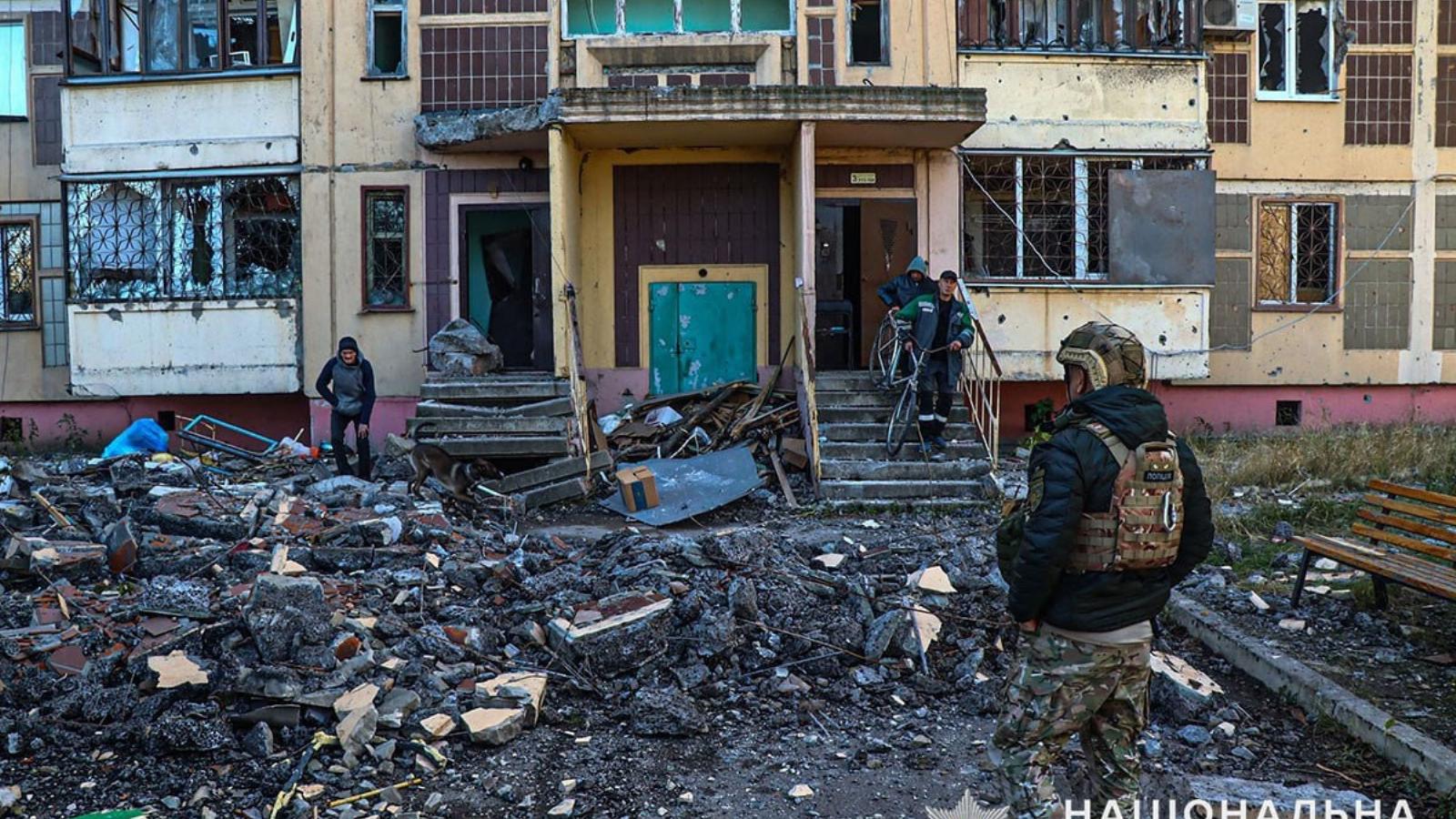 Helyiek evakuálása Avgyijivka városában. 