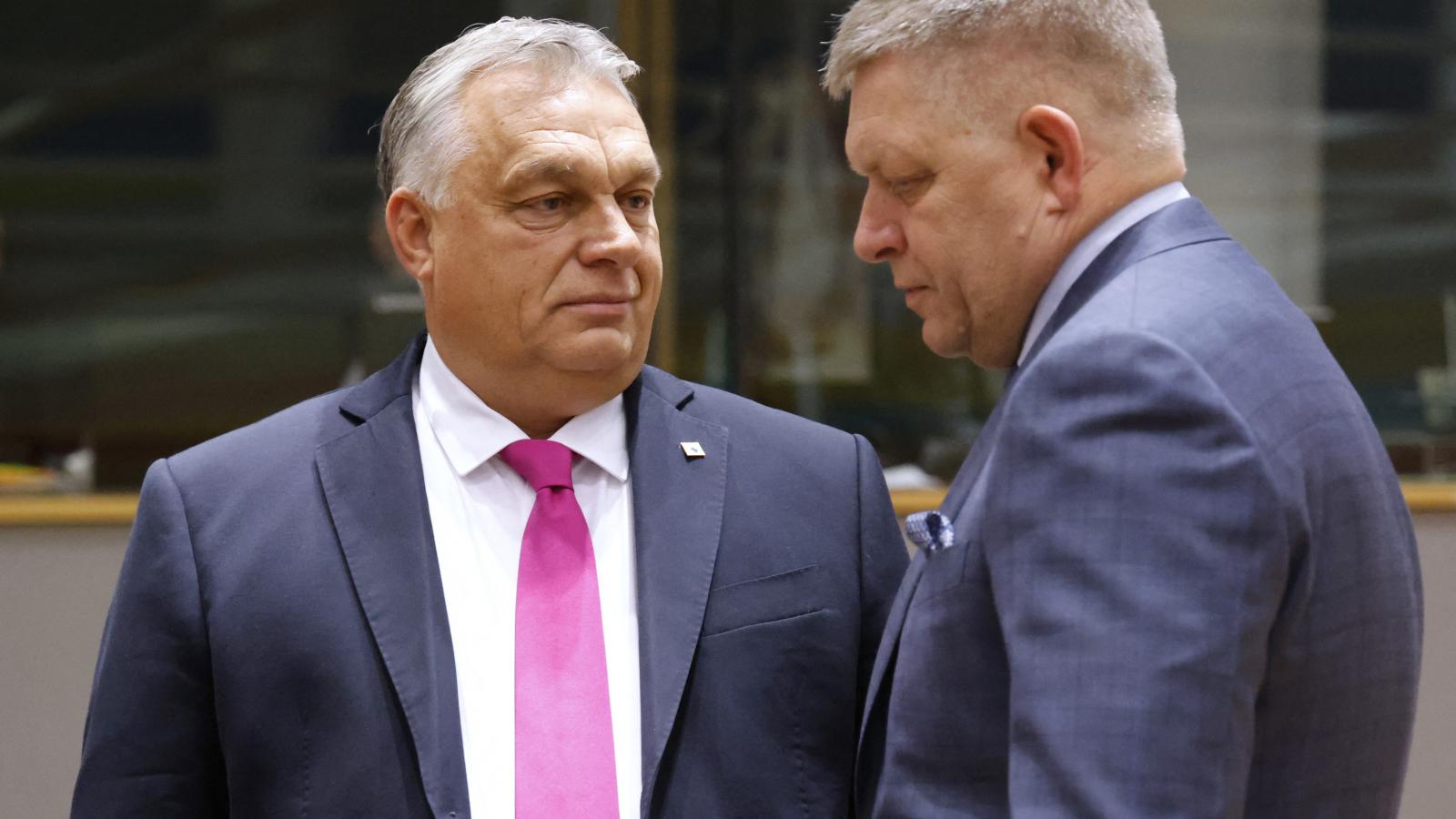 Orbán Viktor és Robert Fico szlovák kormányfő ellenzi az Ukrajnának nyújtott katonai segítséget