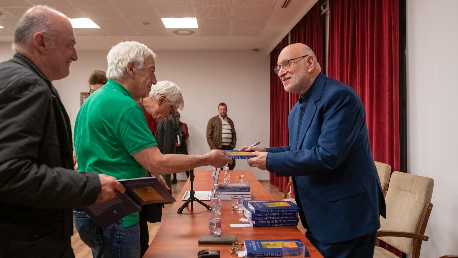 Veres András dedikált is a könyvbemutató végén