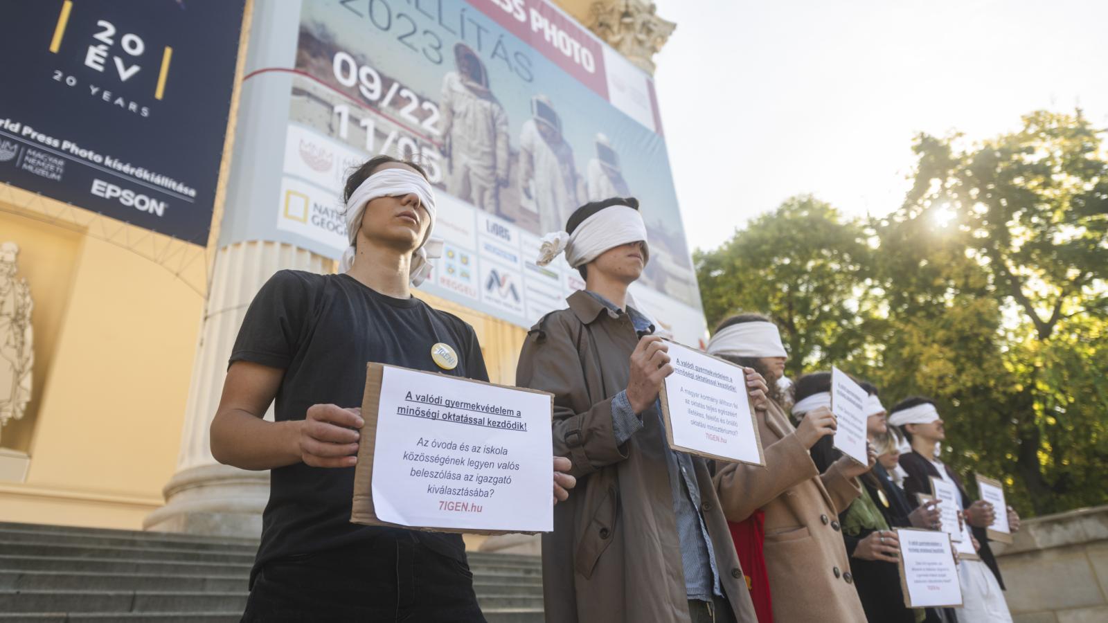 Az Egységes Diákfront aktivistái bekötött szemmel és táblákkal demonstráltak vasárnap délelőtt a Magyar Nemzeti Múzeum lépcsőjén