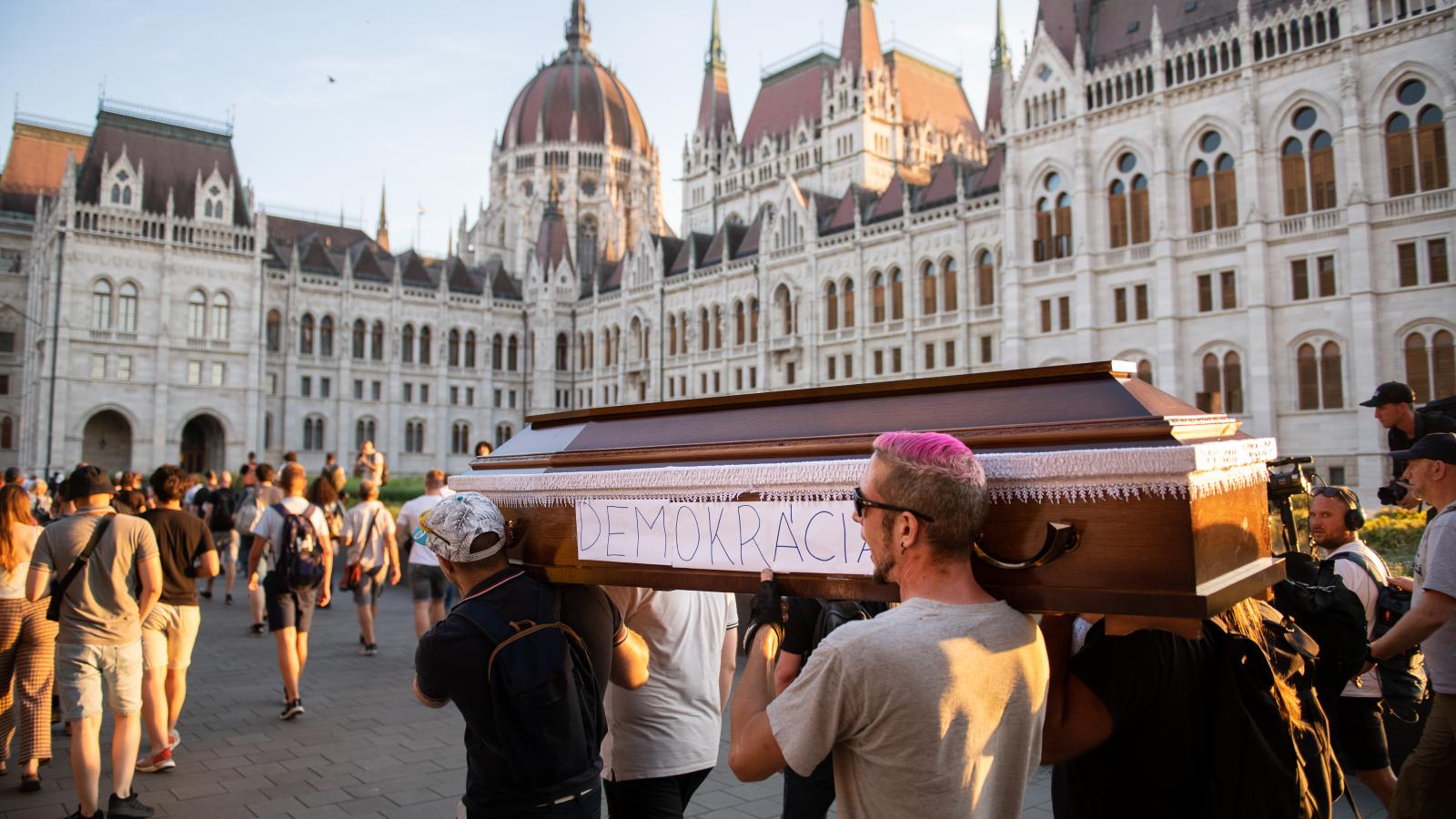 Szó sincs arról,
hogy a magyar
nép – vagy
bármely más
társadalom – alkalmatlan
– vagy
netán éretlen –
lenne a demokráciára