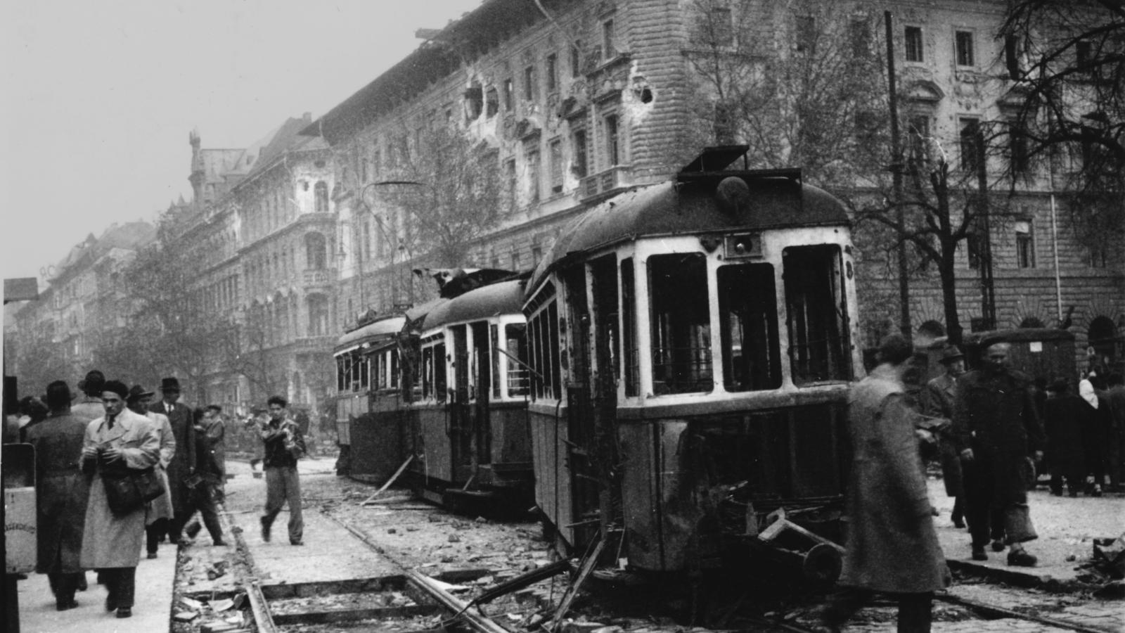 Kiégett villamosok
1956 őszén
a Rákóczi téren.
Zűrös volt a
közlekedés a
városban