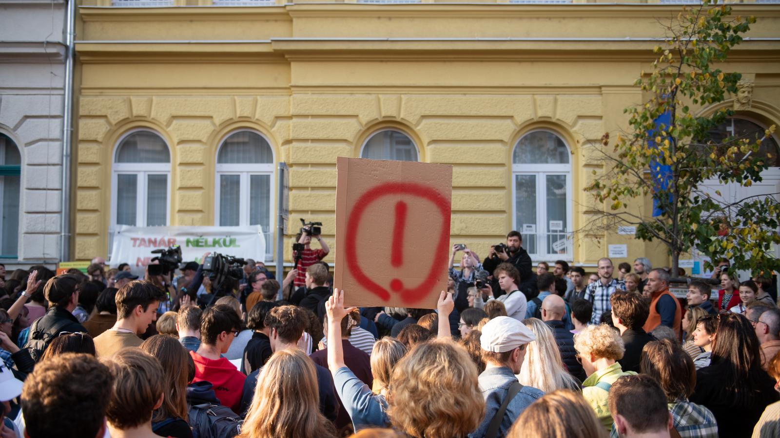 Tiltakozás a Belső-Pesti Tankerületi Központnál. Most a pénzfelhasználás került a figyelem középpontjába