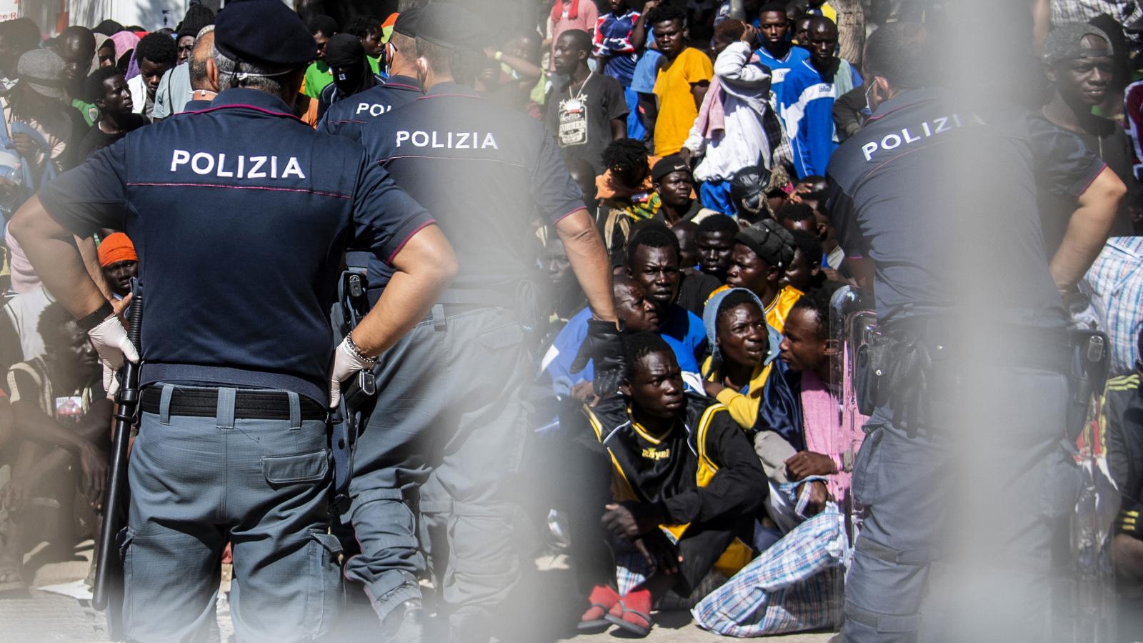 Lampedusa gyakorlatilag megtelt, az olasz kormány magánakcióba kezdett