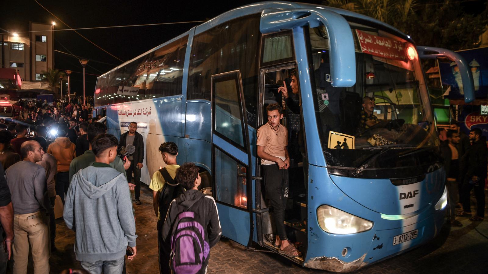 Buszokkal szállították át a palesztinokat az Al-Sifa Kórházból a Nasszer Kórházba