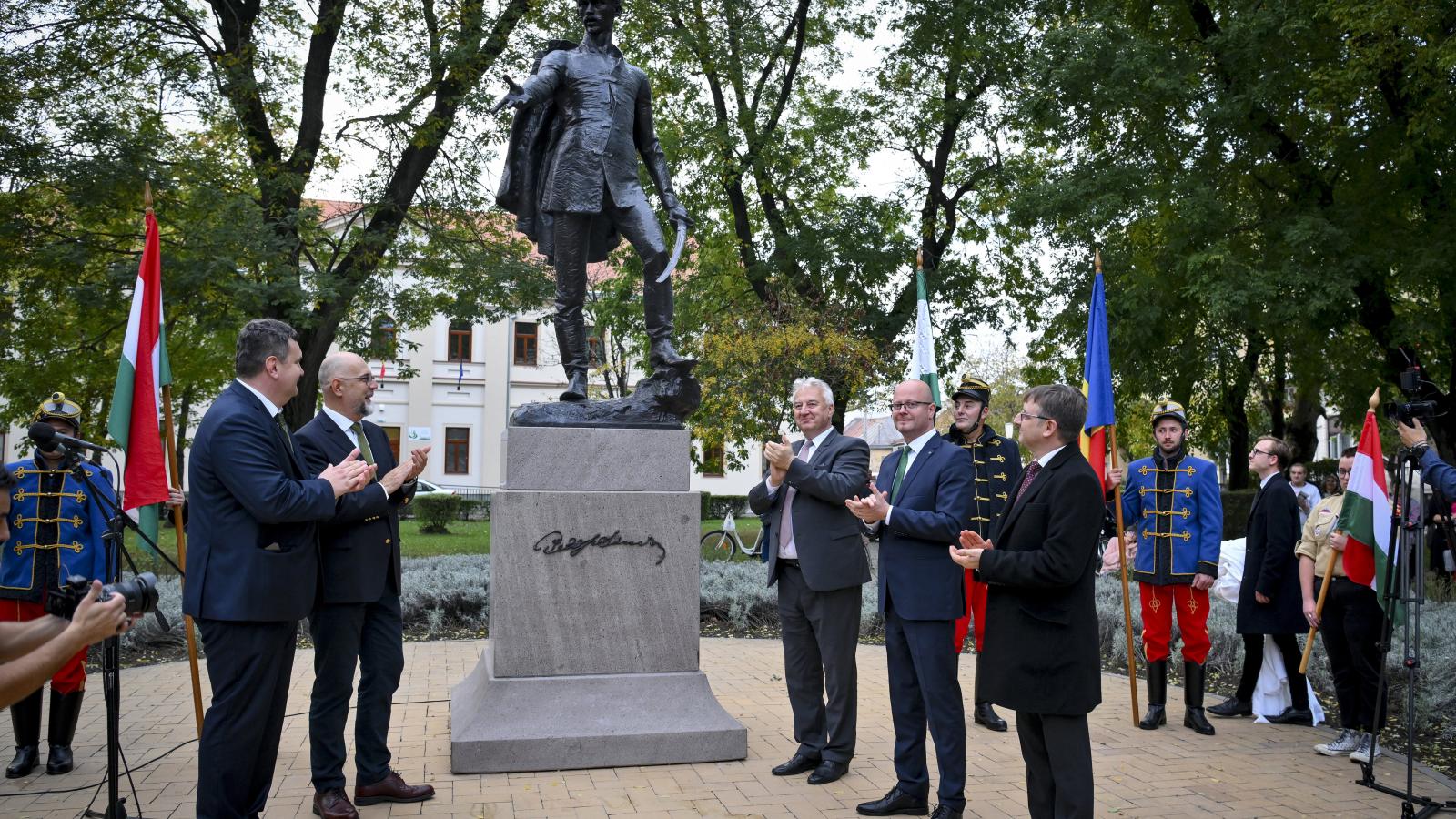 Szoboravatás
Szatmárnémetiben.
Mi lesz, ha
a határon túl is
betiltják a külföldi
támogatást?