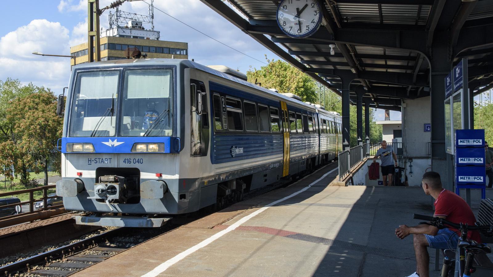 A Nyugati pályaudvar és Lajosmizse között közlekedő a MÁV-START 416 sorozatú, Oroszországban a Metrovagonmas gyárban készült kétrészes dízelmotorvonat, iker-motorkocsi (beceneve: Uzsgyi) érkezik Kőbánya alsó vasútállomásra.