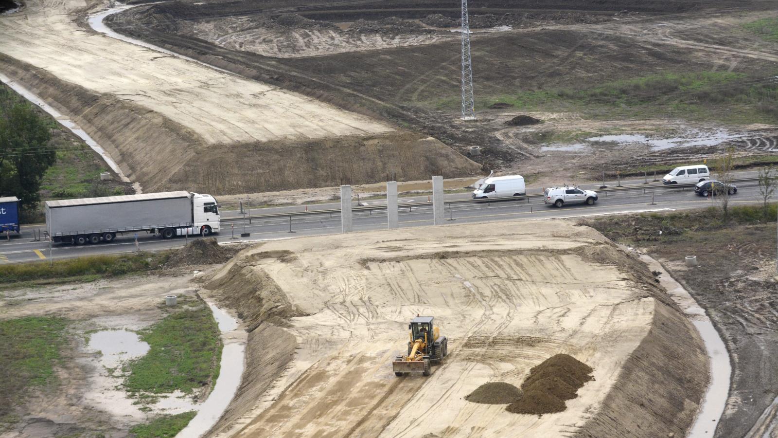 Képünk illusztráció, az épülõ M4-es autópálya töltése és a 4-es fõút keresztezõdése Törökszentmiklós határában 2014. szeptember 19-én