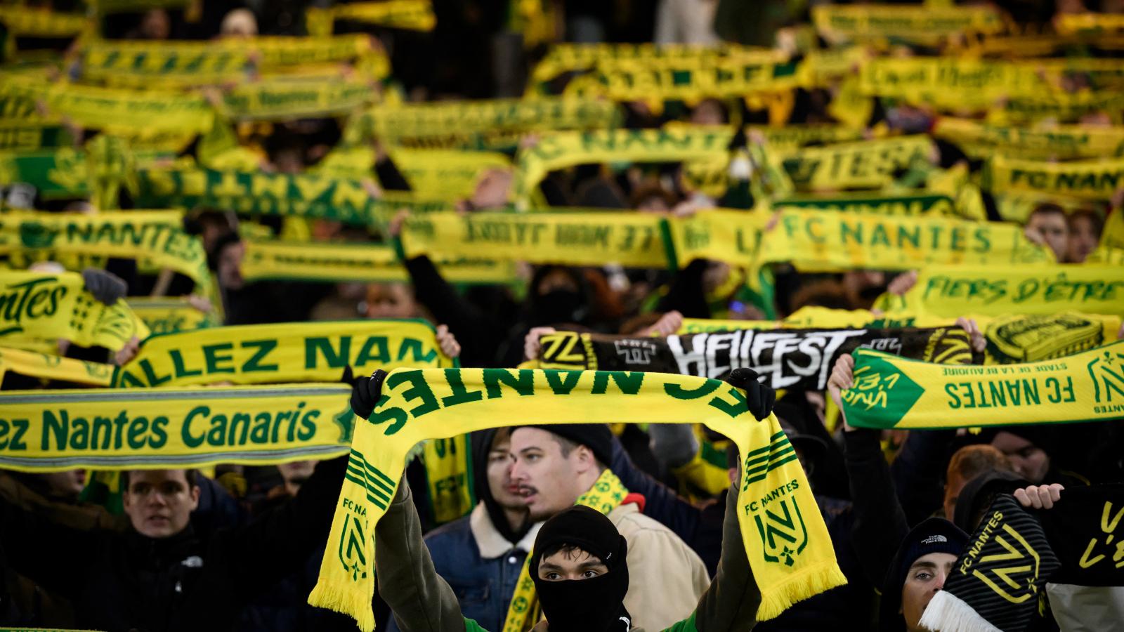 Nantes-i szurkolót a vendég Nice elleni francia bajnoki meccses a Beaujoire-stadionban