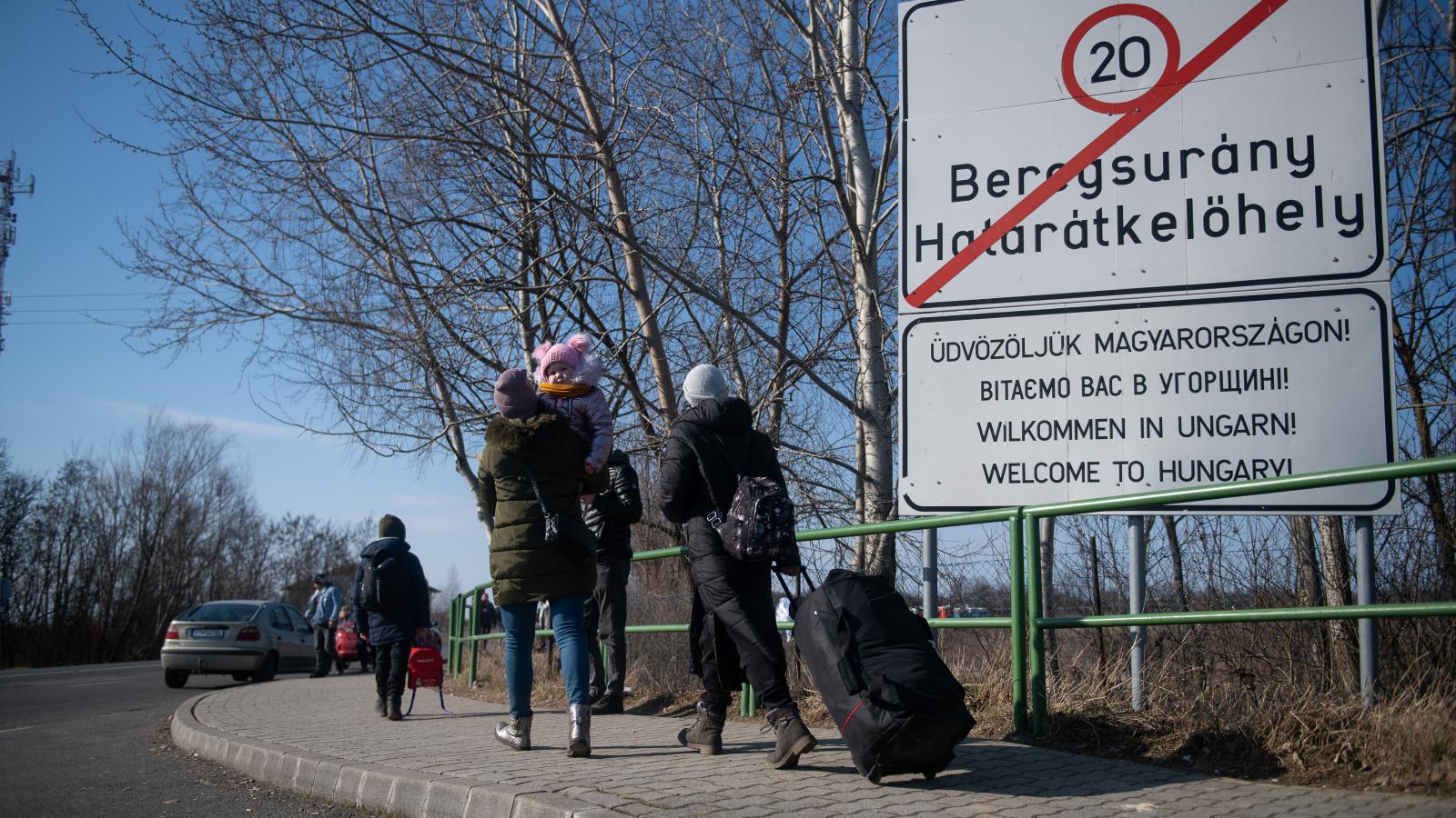 Menekültek érkeznek Beregsurányba. A közel két éve tartó háború miatt a kárpátaljai magyarság végképp „folklorisztikus elemmé” válhat