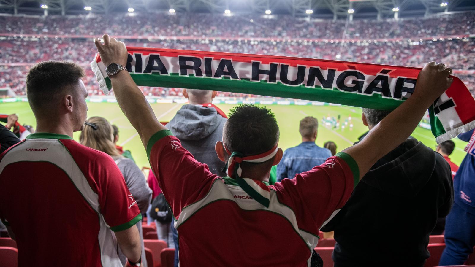 A „Ria, ria, Hungária!” viszonylag új jelszó, korábban a „Huj, huj, hajrá” járta a stadionokban