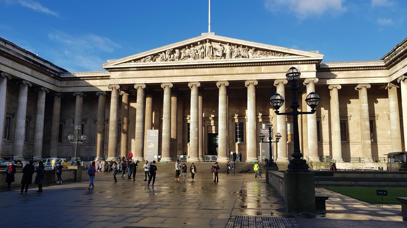 Becslések szerint a British Museum mintegy 2000 tárgya tűnt el vagy sérült meg, zömükben a görög-római gyűjteményhez tartozó drágakövek és ékszerek