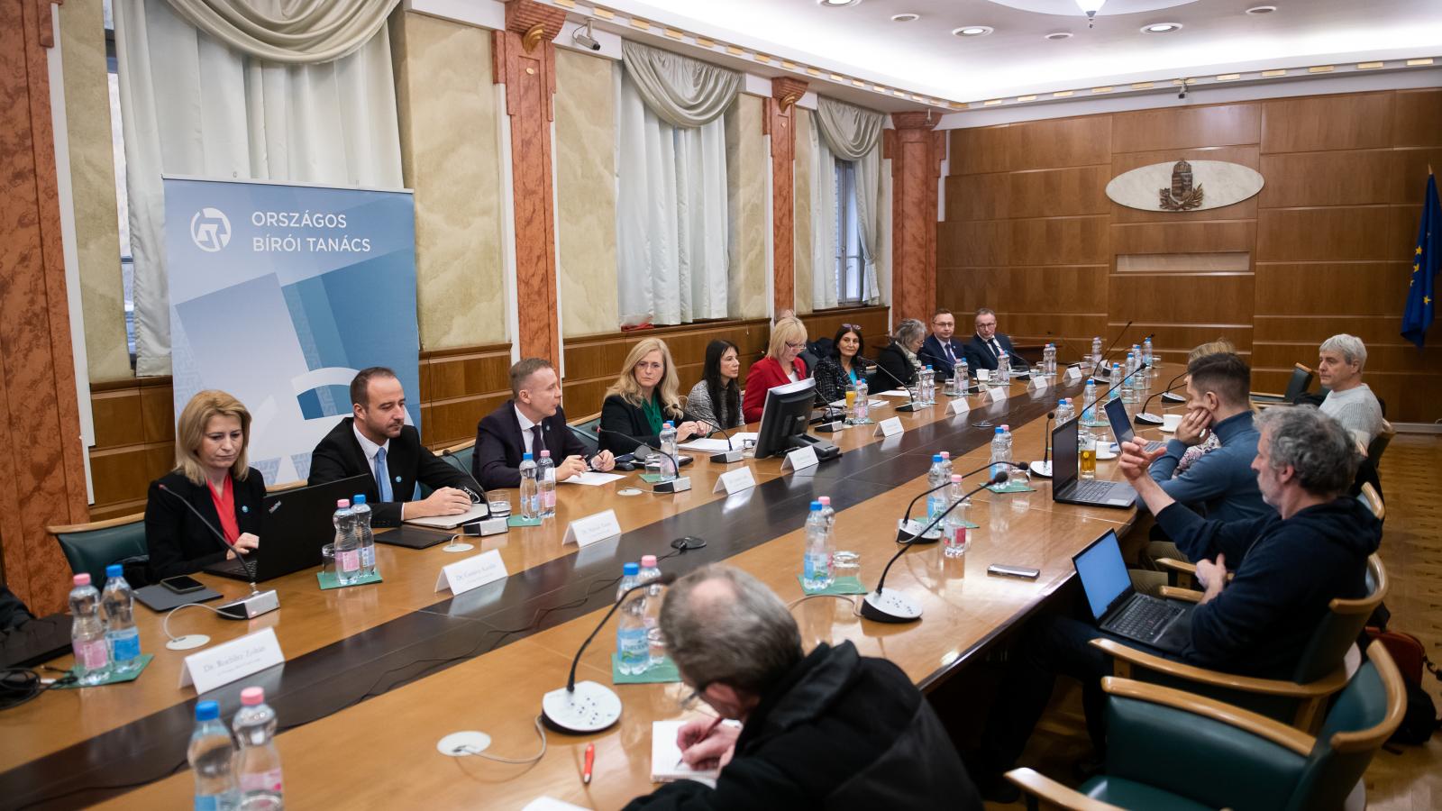 Három hét múlva derül ki, merre megy tovább a bírói tanács