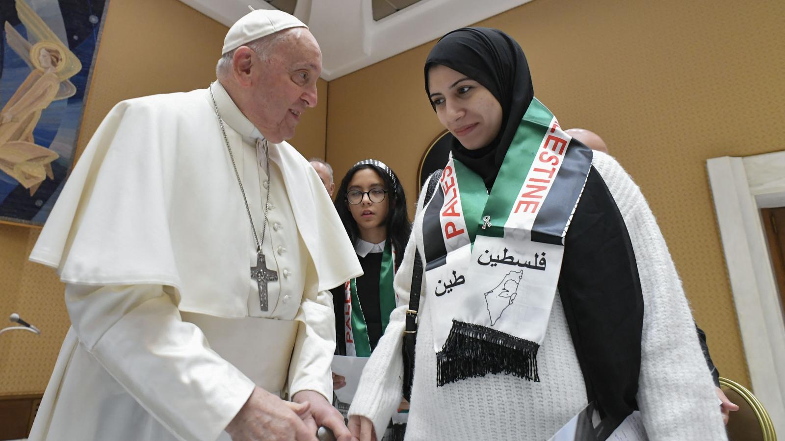 Ferenc pápa egy palesztin hívővel. Nem hagyja figyelmen kívül, hogy a Szentföldön élő keresztények többsége palesztin arab