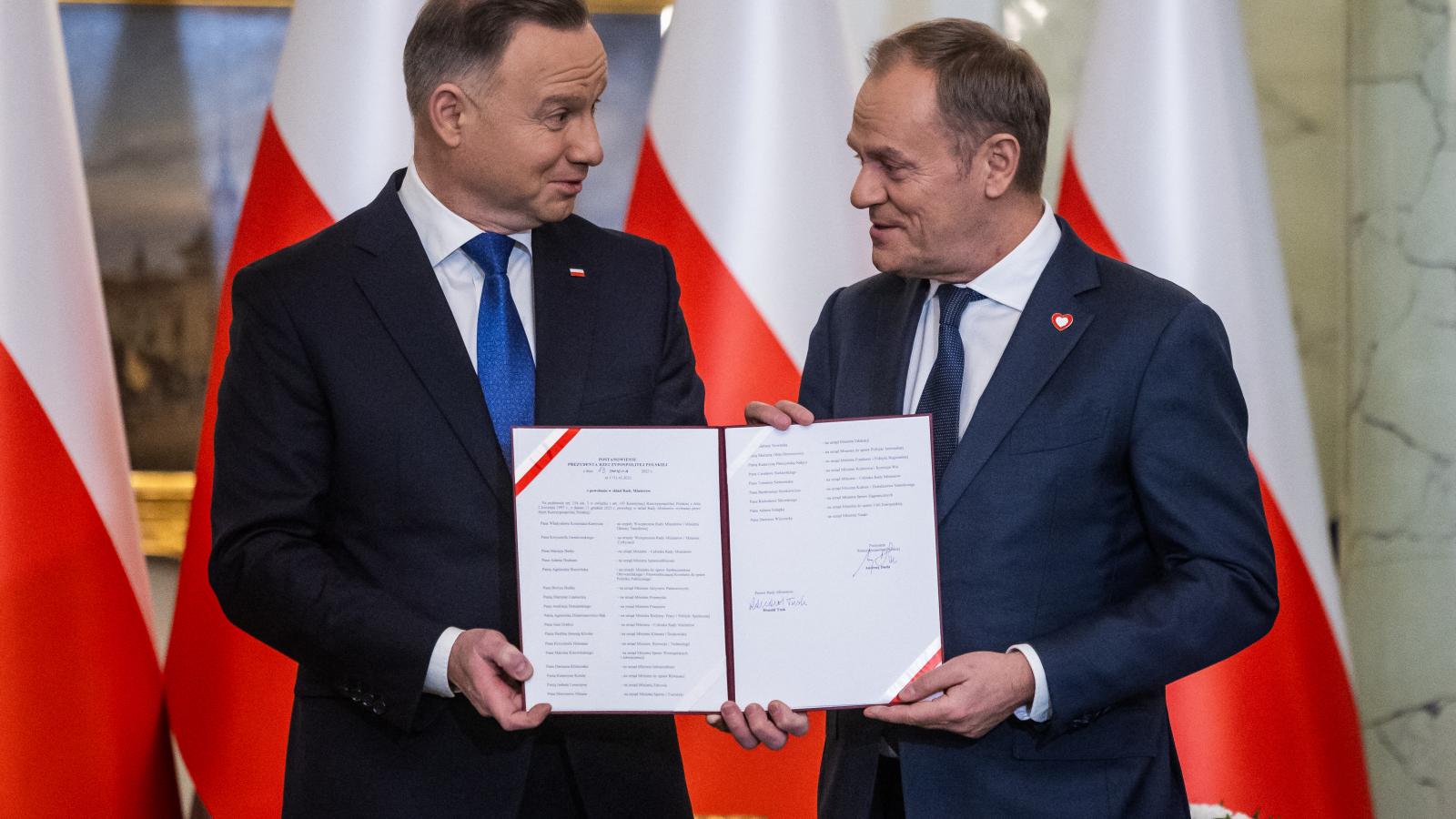 Andrzej Duda (balra) és Donald Tusjk 2023. december 13-án az új lengyel kabinet beiktatásakor