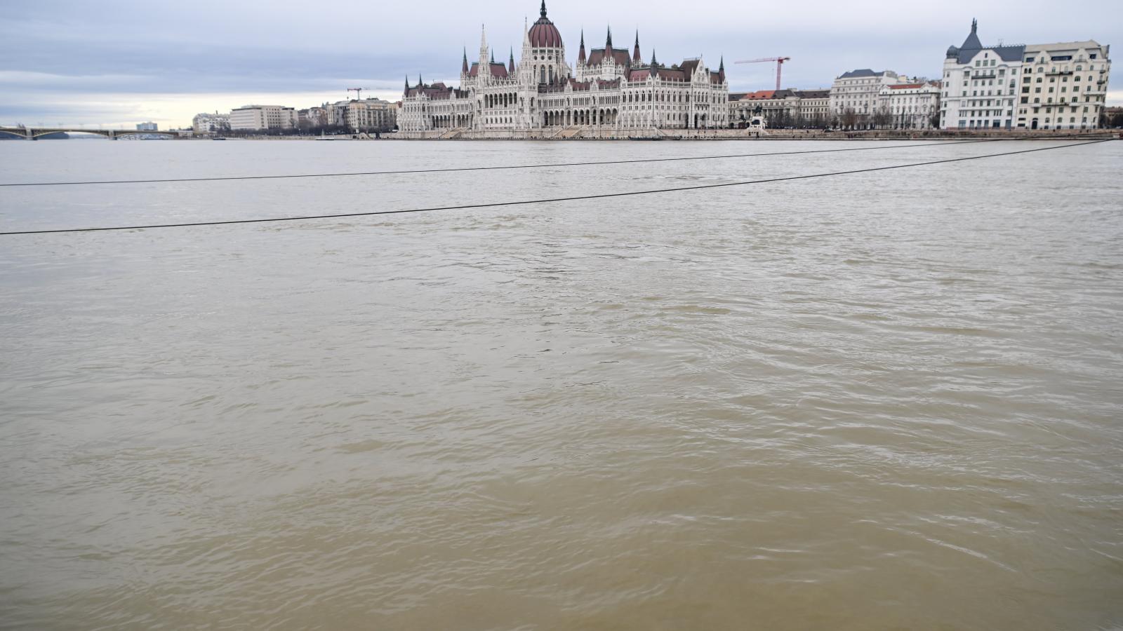 Az enyhe időjárás miatt a Duna a fővárosnál is árad