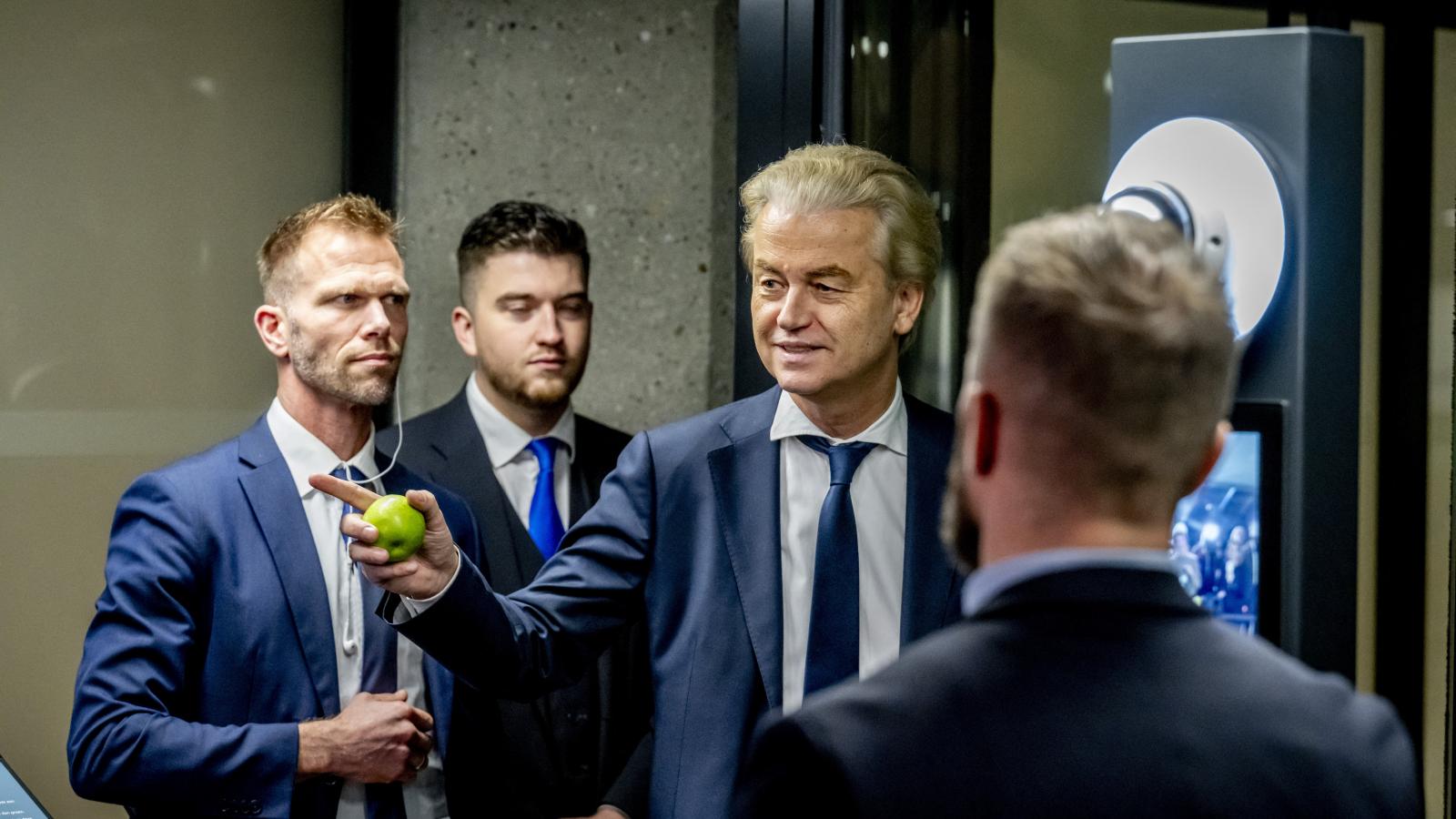 Geert Wilders egy zöld almával a kezében érkezett a múlt heti egyeztetésre más holland pártokkal