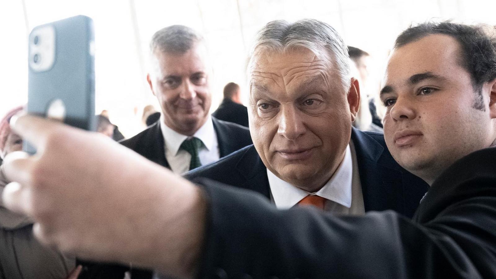 Orbán Viktor szívesen beköltözne minden fiatal mobiltelefonjába