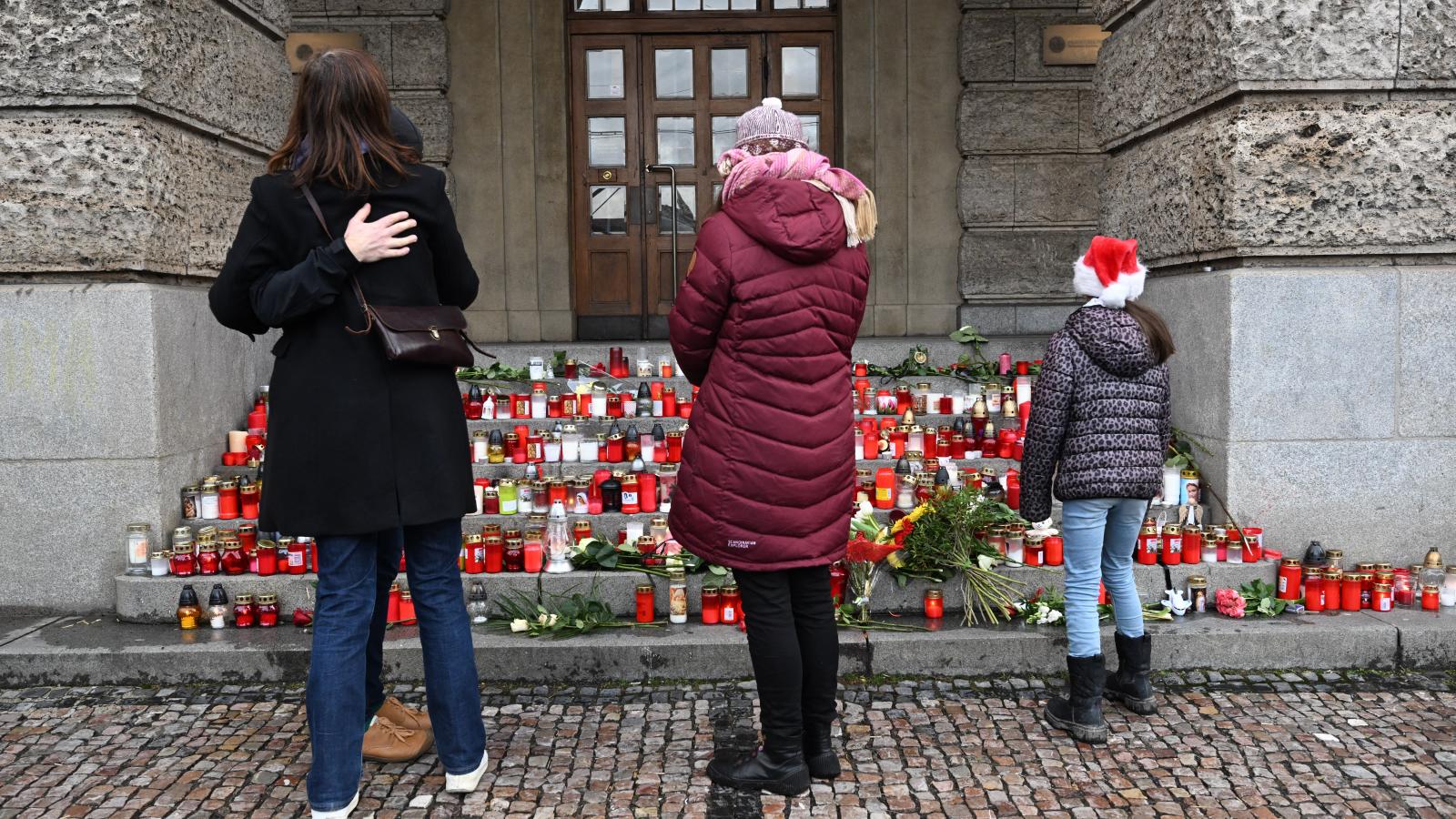 Mécsesek a prágai Károly Egyetem Bölcsészettudományi Karának lépcsőjén 2023. december 24-én