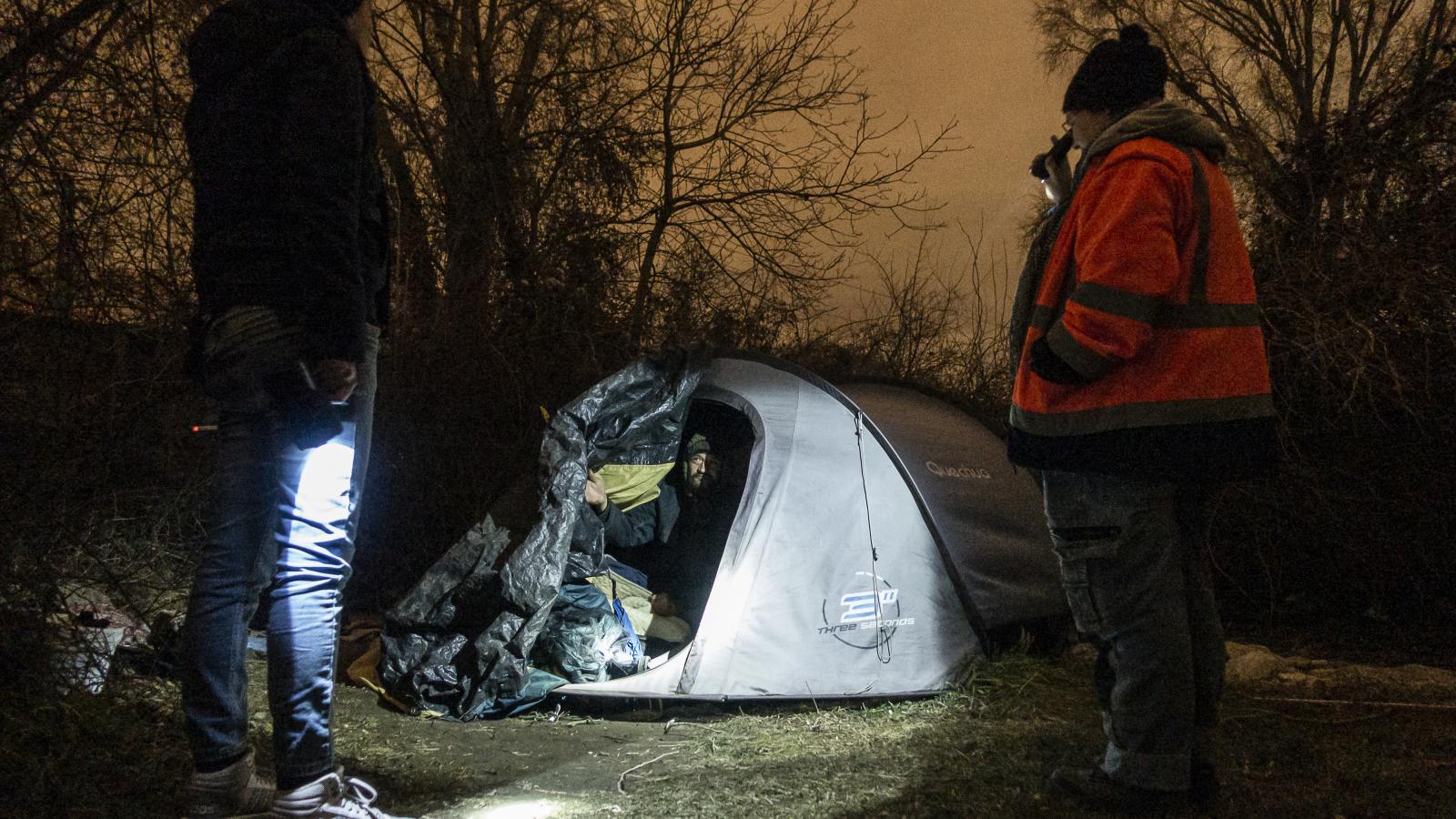 A szabadban éjszakázó hajléktalanok fokozottan vannak kitéve a kihűlés veszélyének