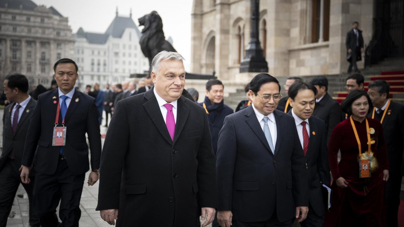 Orbán Viktor, Pham Minh Chinh és a vietnami delegáció az Országház előtt 