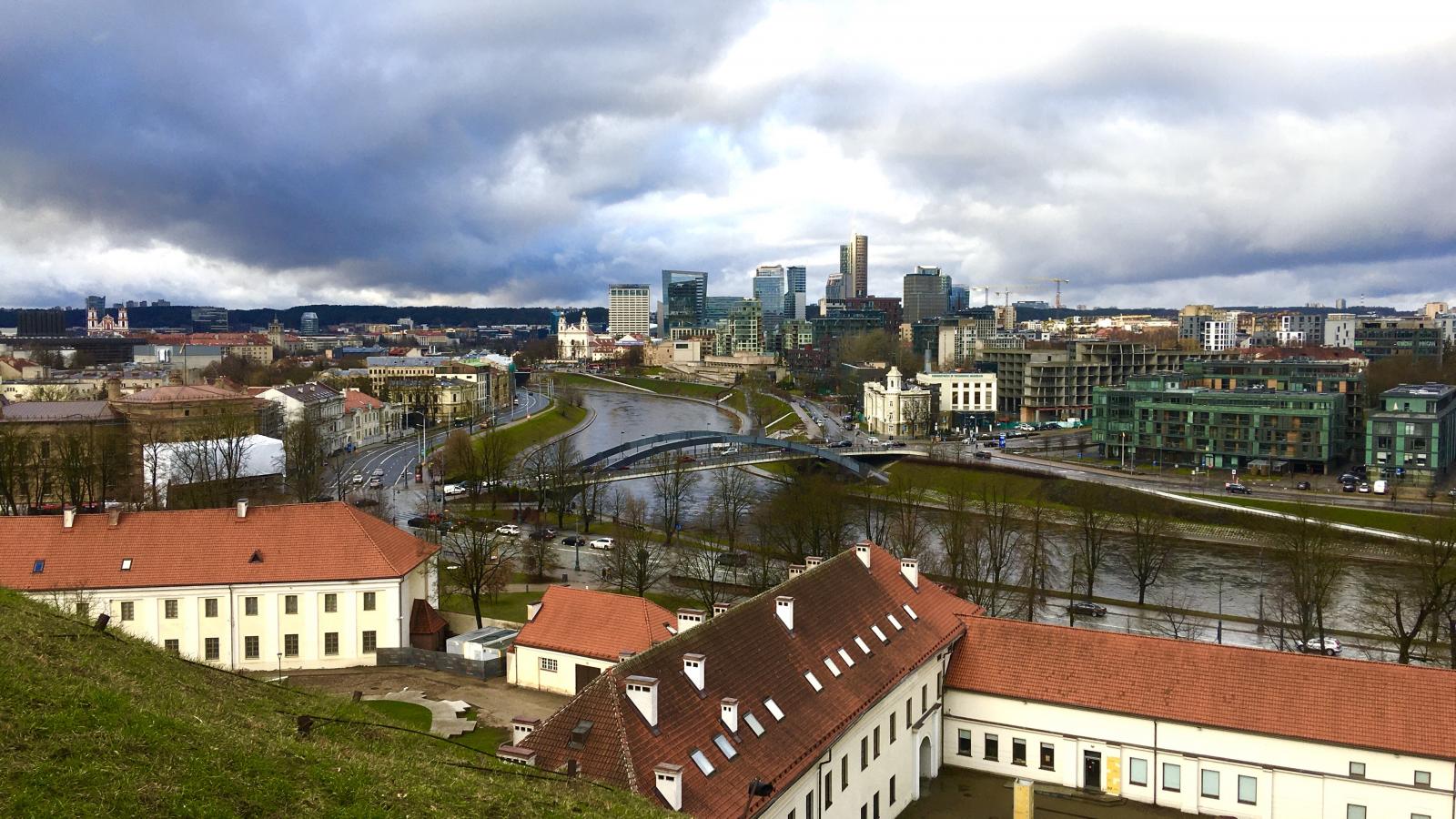 A litván főváros,
Vilnius látképe
a Neris folyó hídjával.
Háttérben
a New York-i
felhőkarcolókat
idéző üvegpalotákból
álló,
modern üzleti
negyed