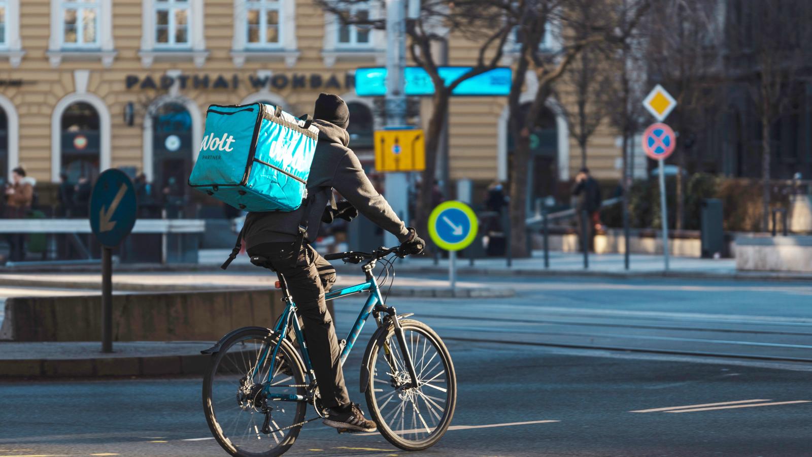 Zavart okoz, hogy a cégek a saját állományban lévő dolgozók mellett egyszerre alkalmaznak kölcsönzött munkaerőt, kiszervezett és alvállalkozók által foglalkoztatottakat