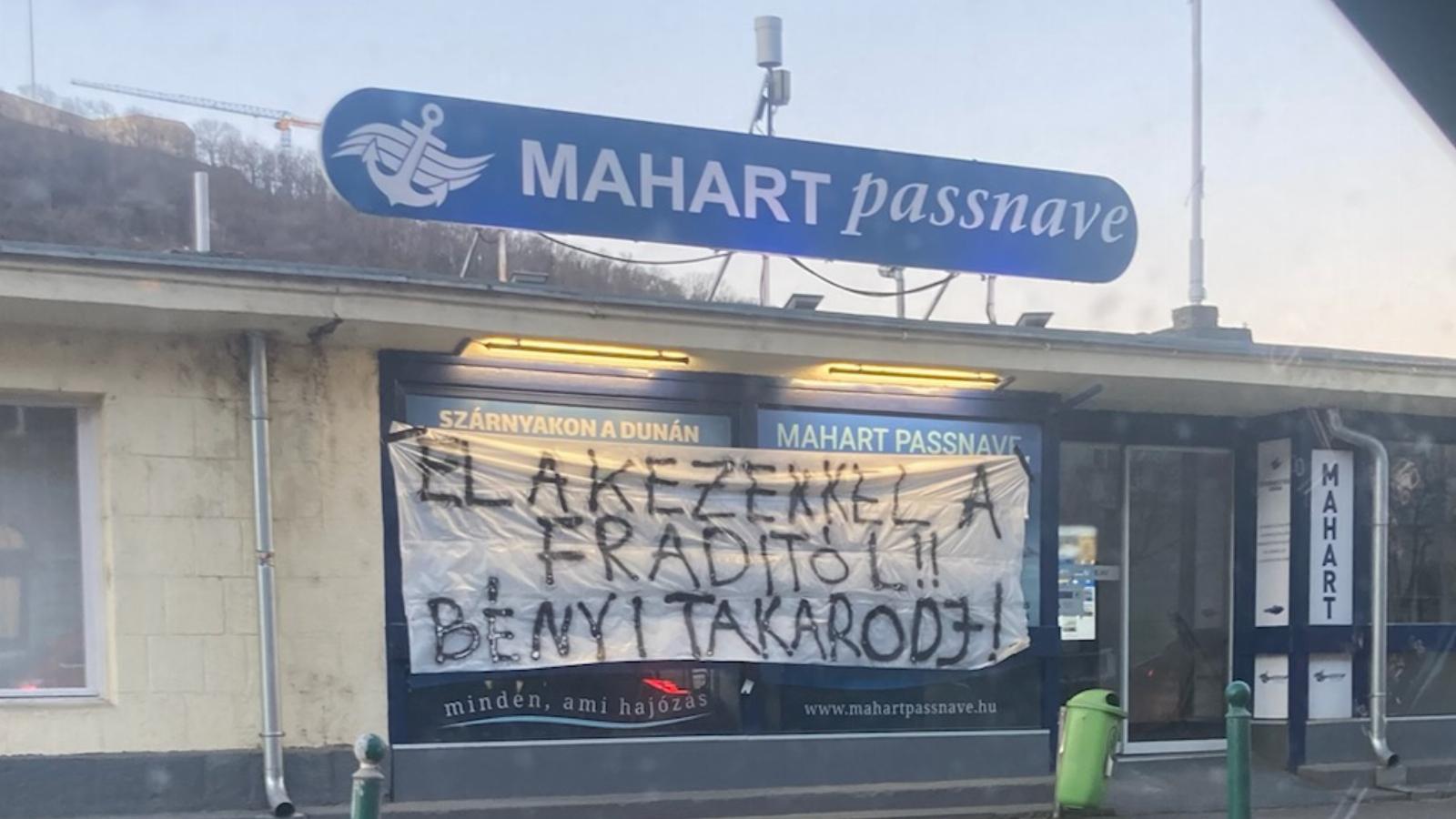 A Mahart Passnave Kft. Duna-parti jegypénztárának ablakára ez a tacepaó került fel éjszaka: „El a kezekkel a Fraditól!! Bényi takarodj!” 